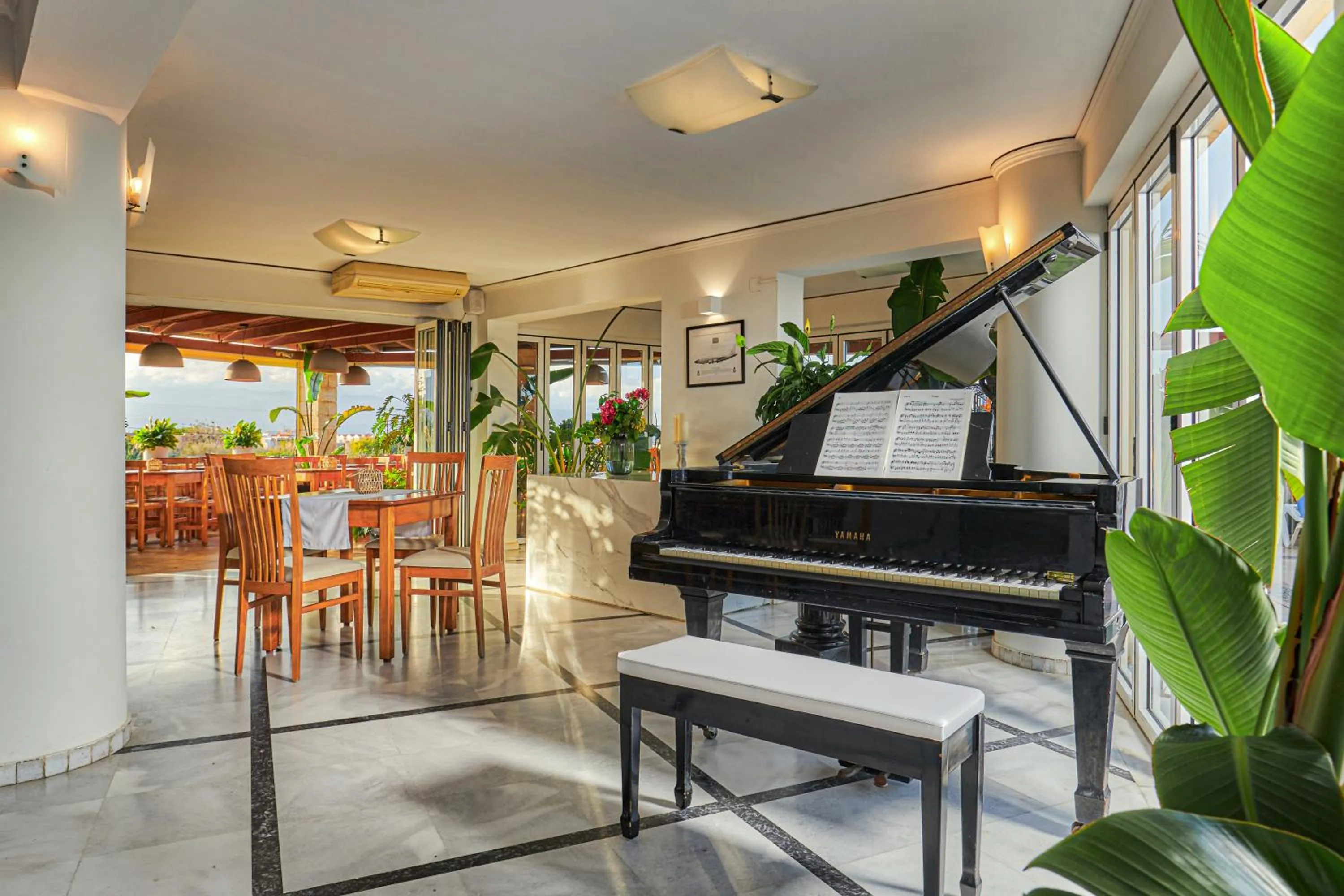 Restaurant/places to eat in Futura Hotel