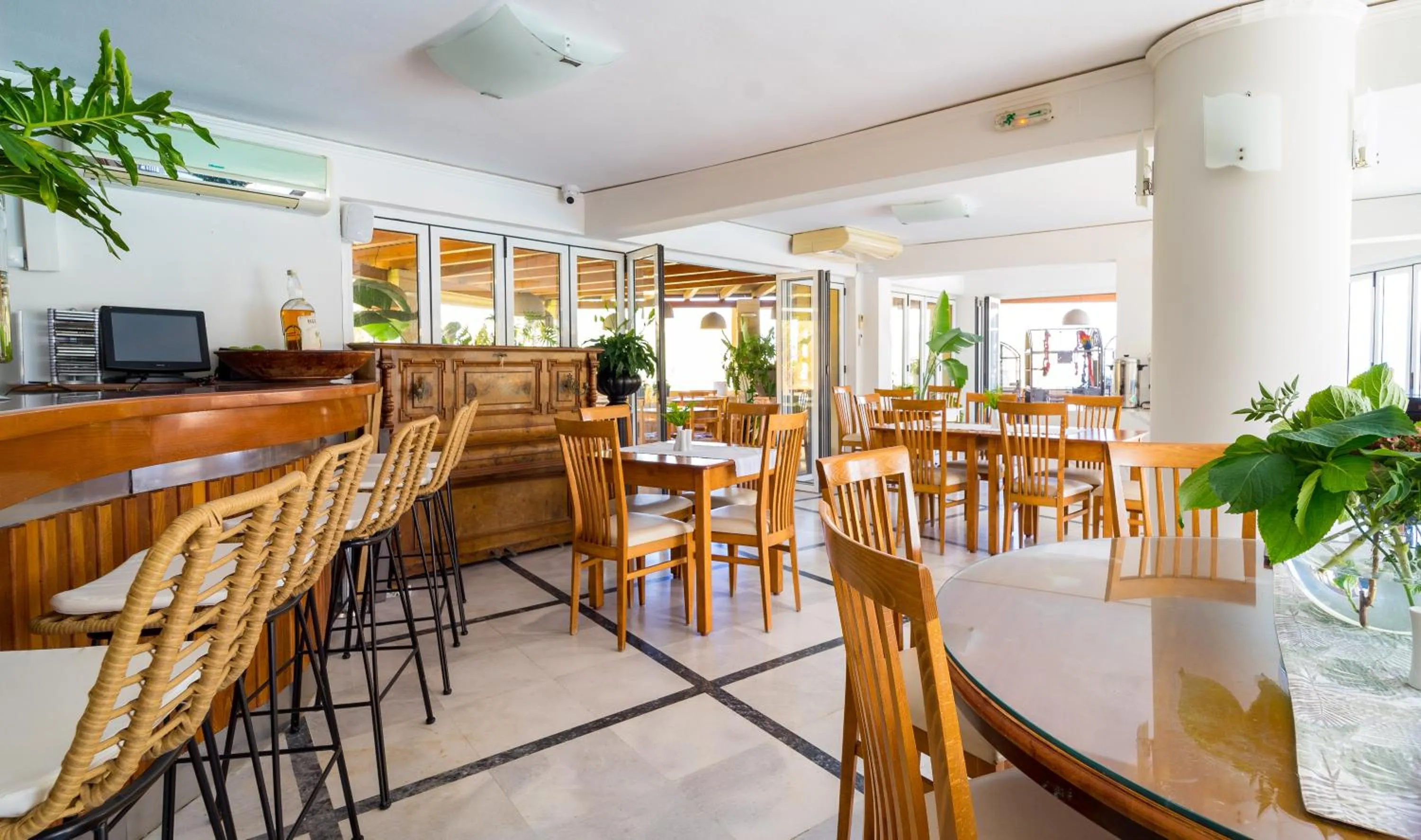 Restaurant/places to eat in Futura Hotel