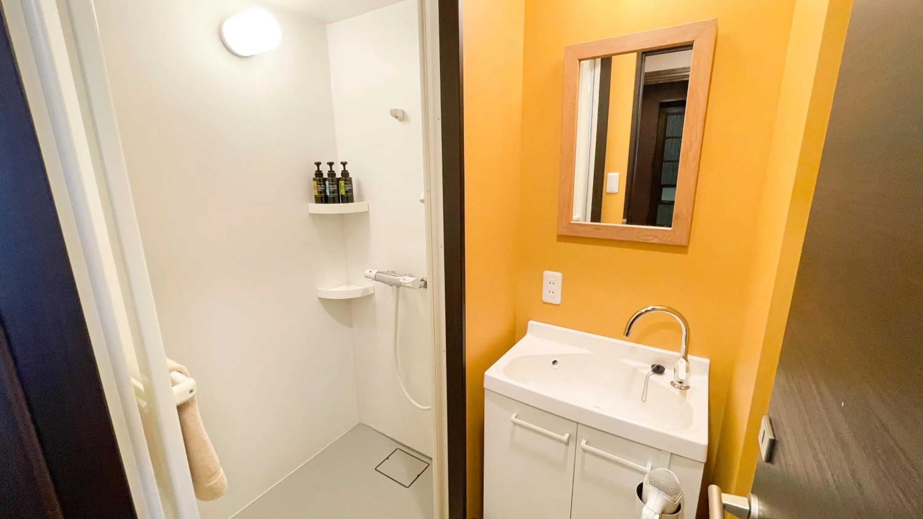 Shower in COGO Ryogoku