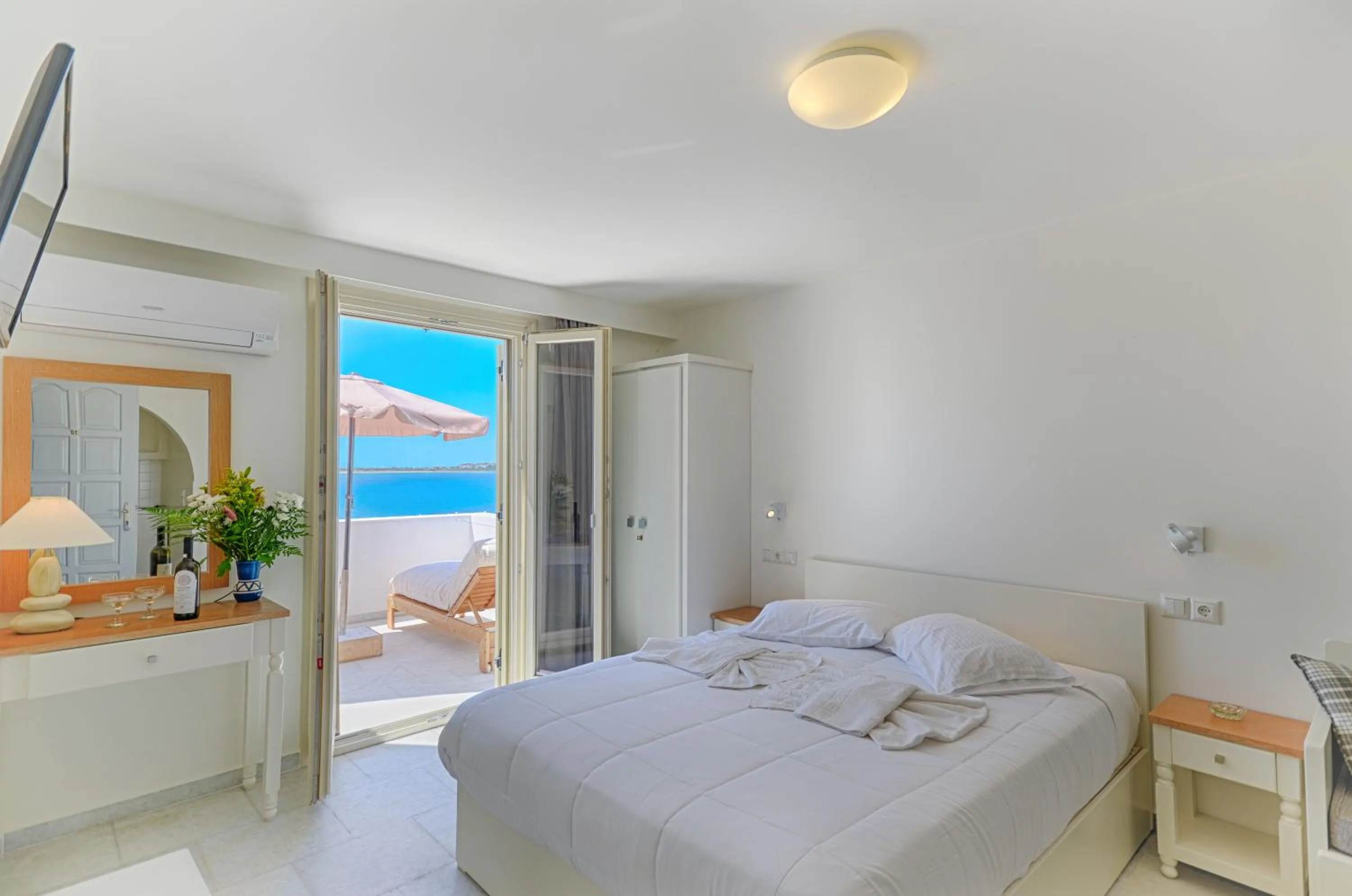 Photo of the whole room, Bed in Soula Naxos