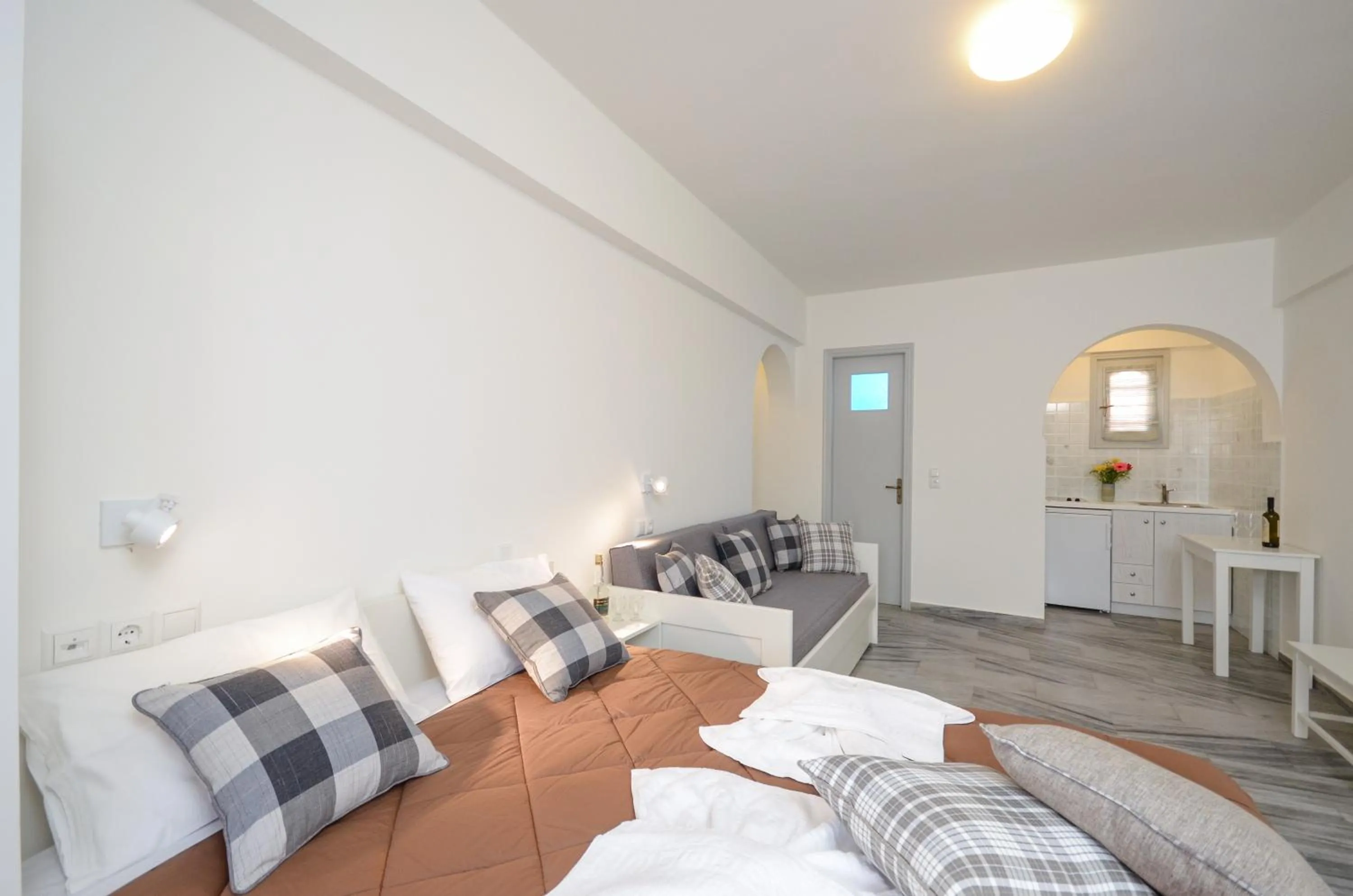 Photo of the whole room, Bed in Soula Naxos