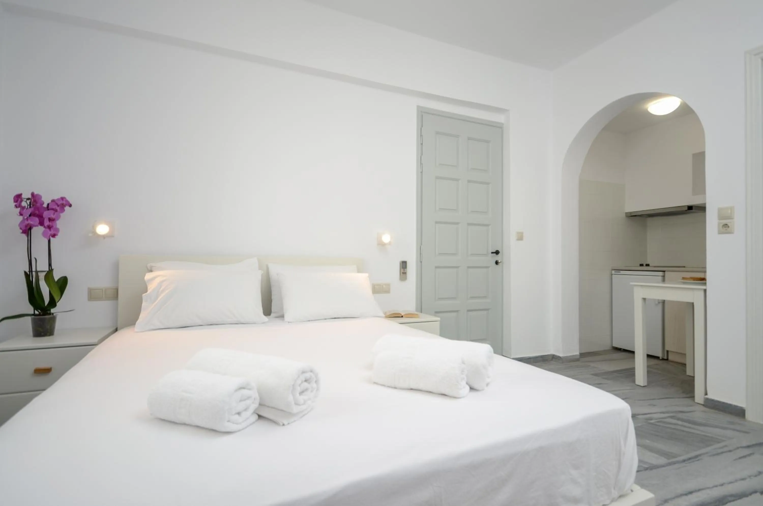 Photo of the whole room, Bed in Soula Naxos