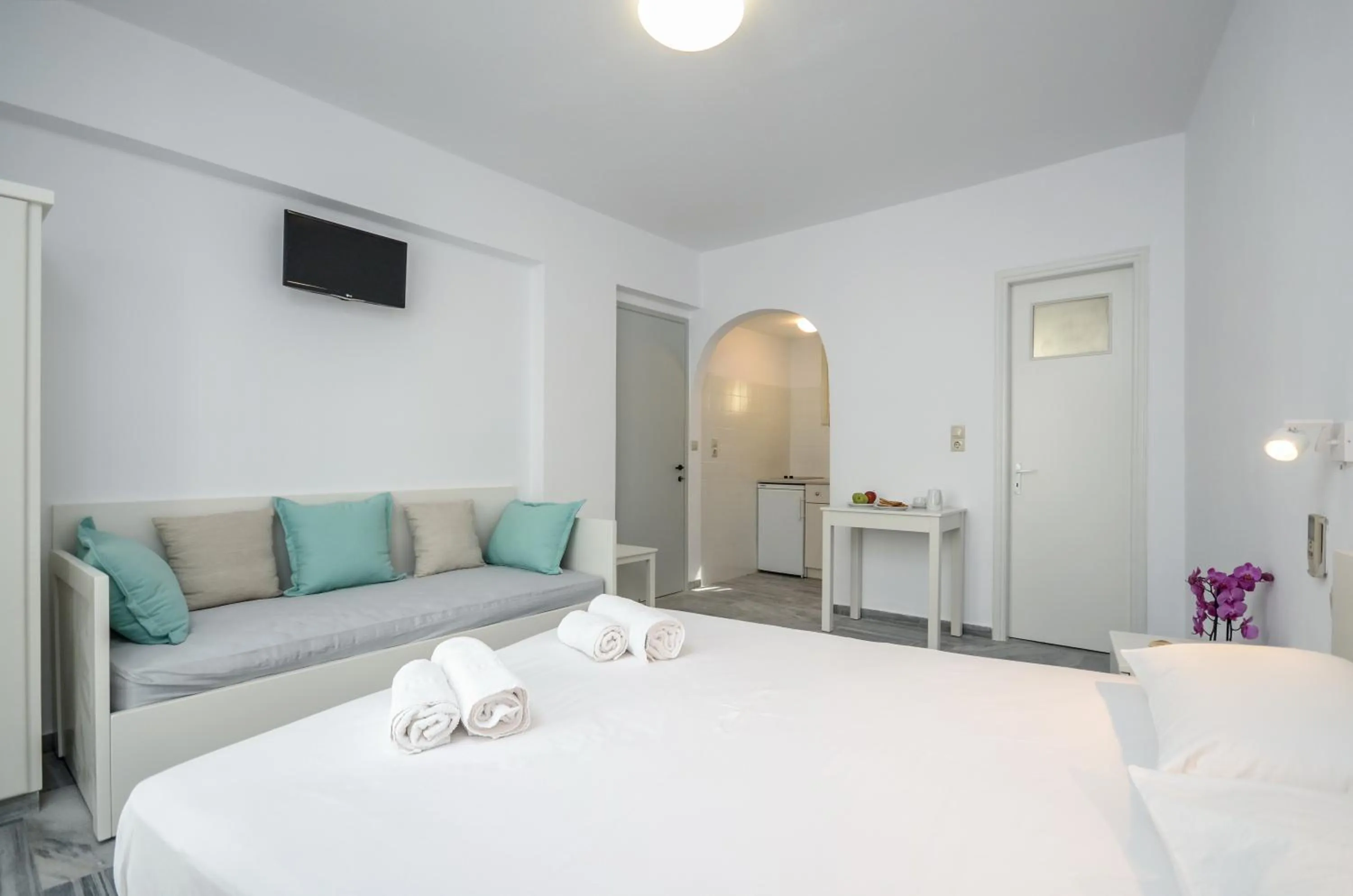 Photo of the whole room, Bed in Soula Naxos