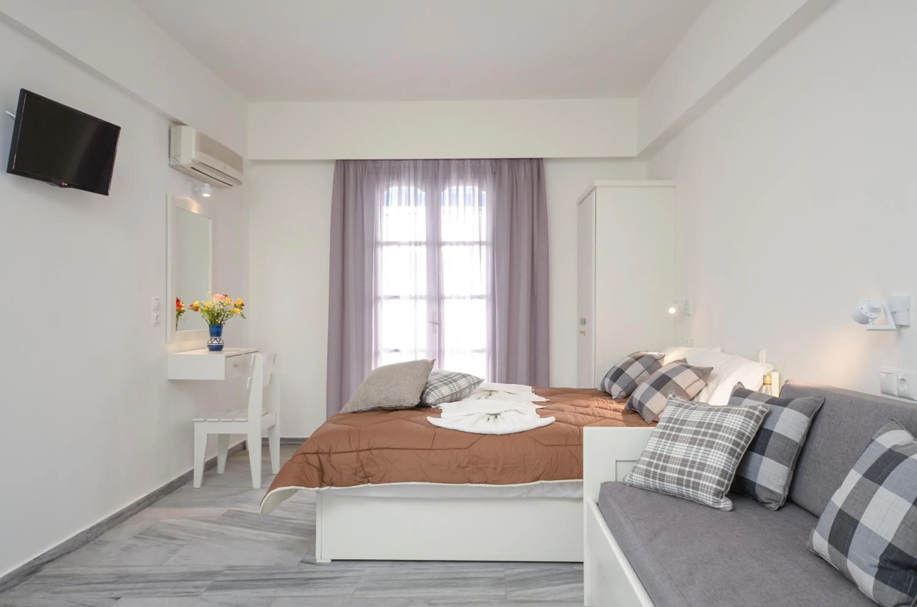 Photo of the whole room, Bed in Soula Naxos