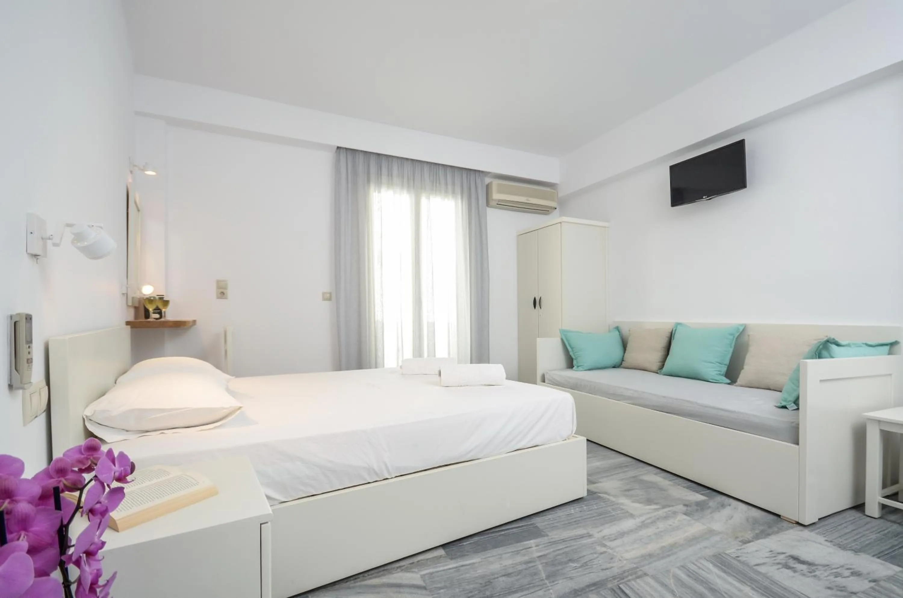 Photo of the whole room, Bed in Soula Naxos