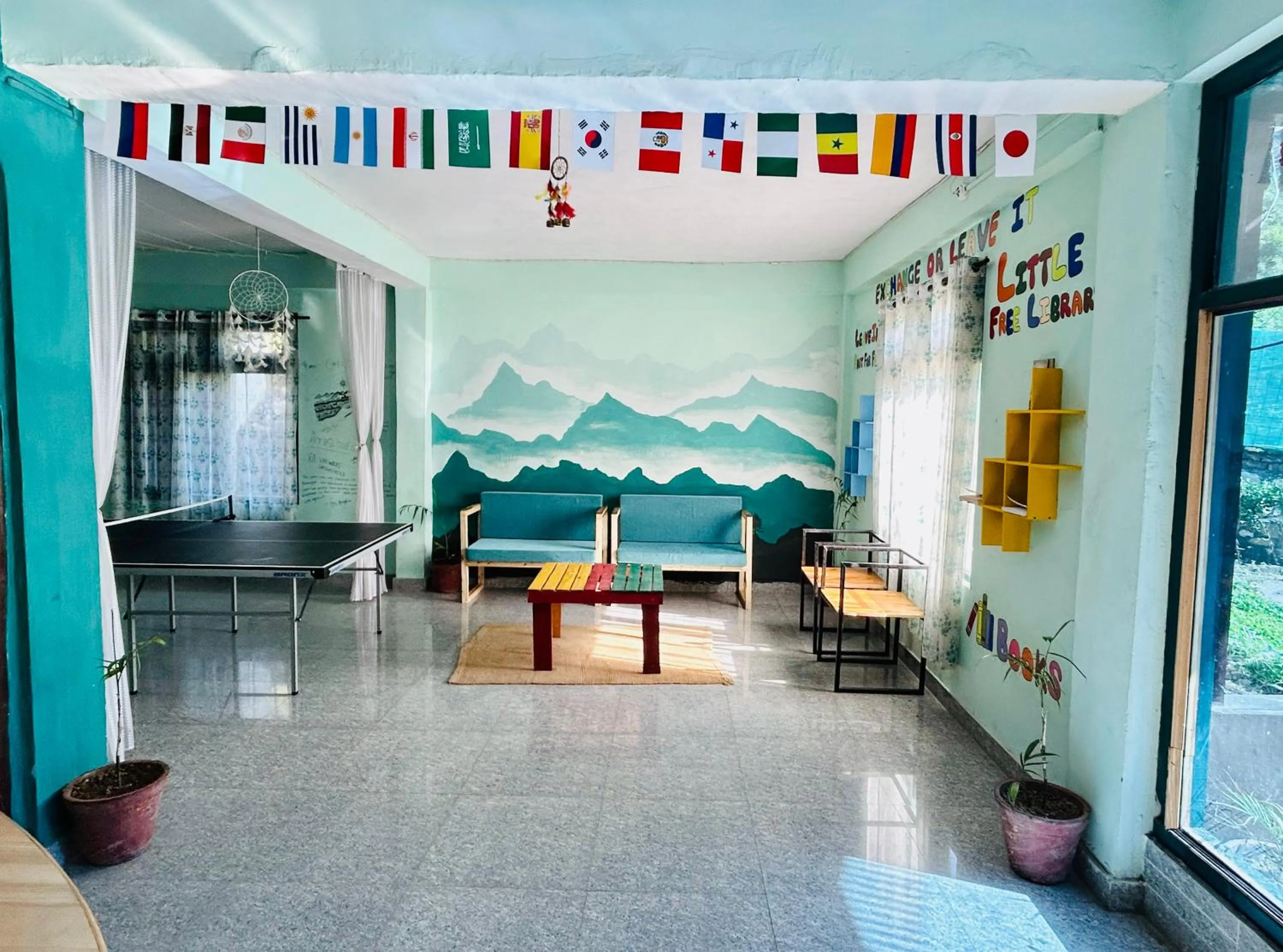 Communal lounge/ TV room in Kasol Hostel