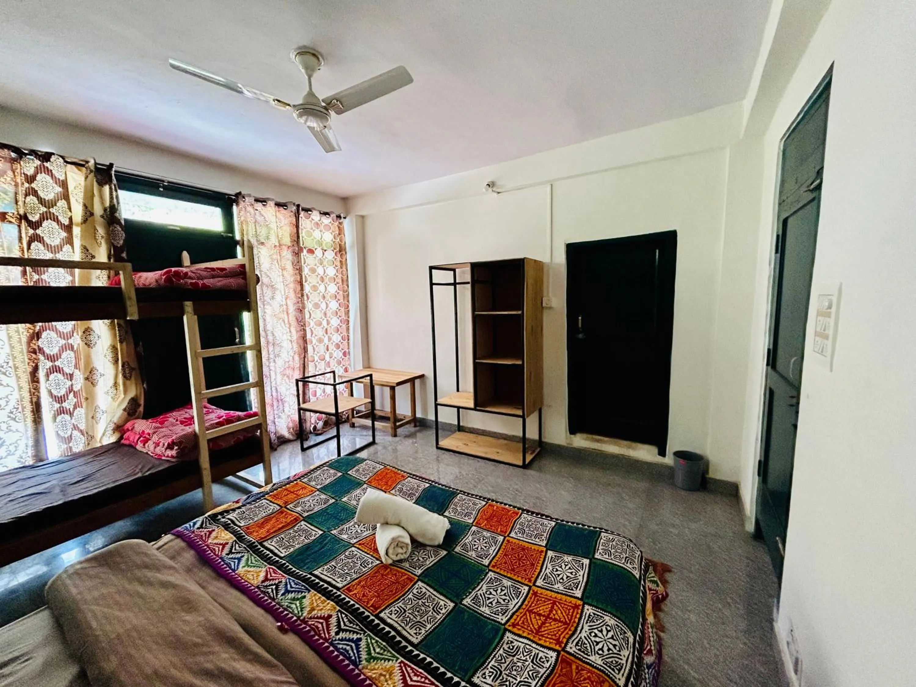 Bedroom, Bed in Kasol Hostel