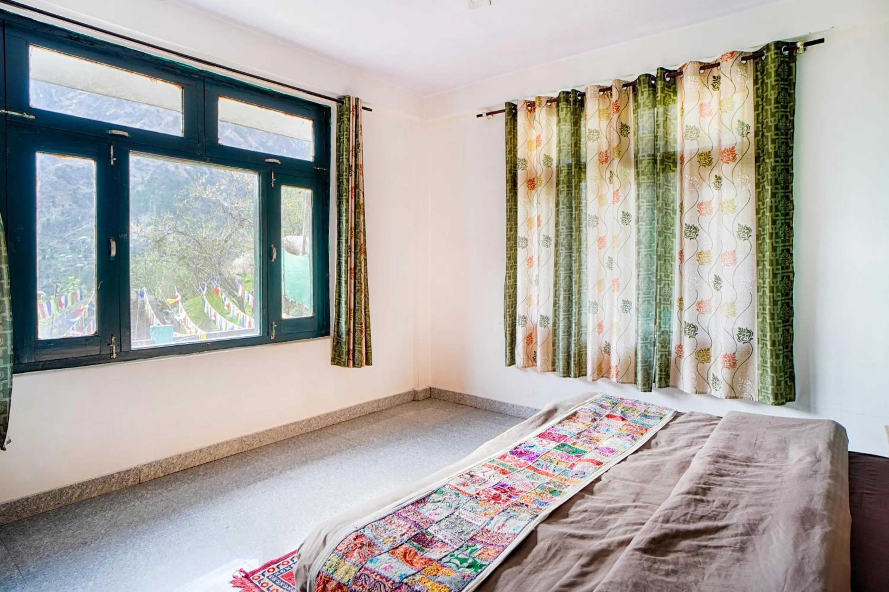 Bedroom, Bed in Kasol Hostel