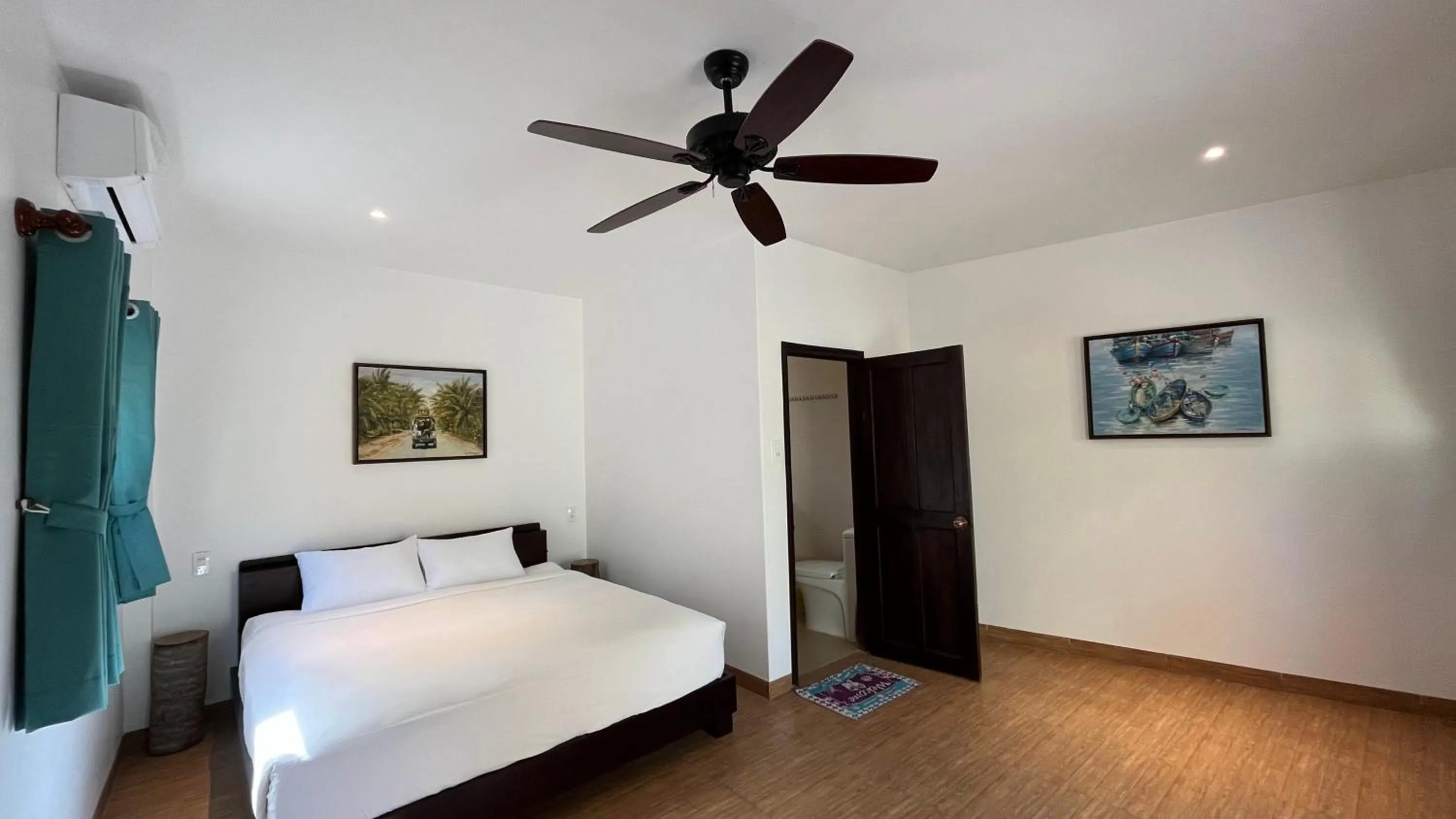 fireplace, Bed in Mi Nhon Em Hotel Muine