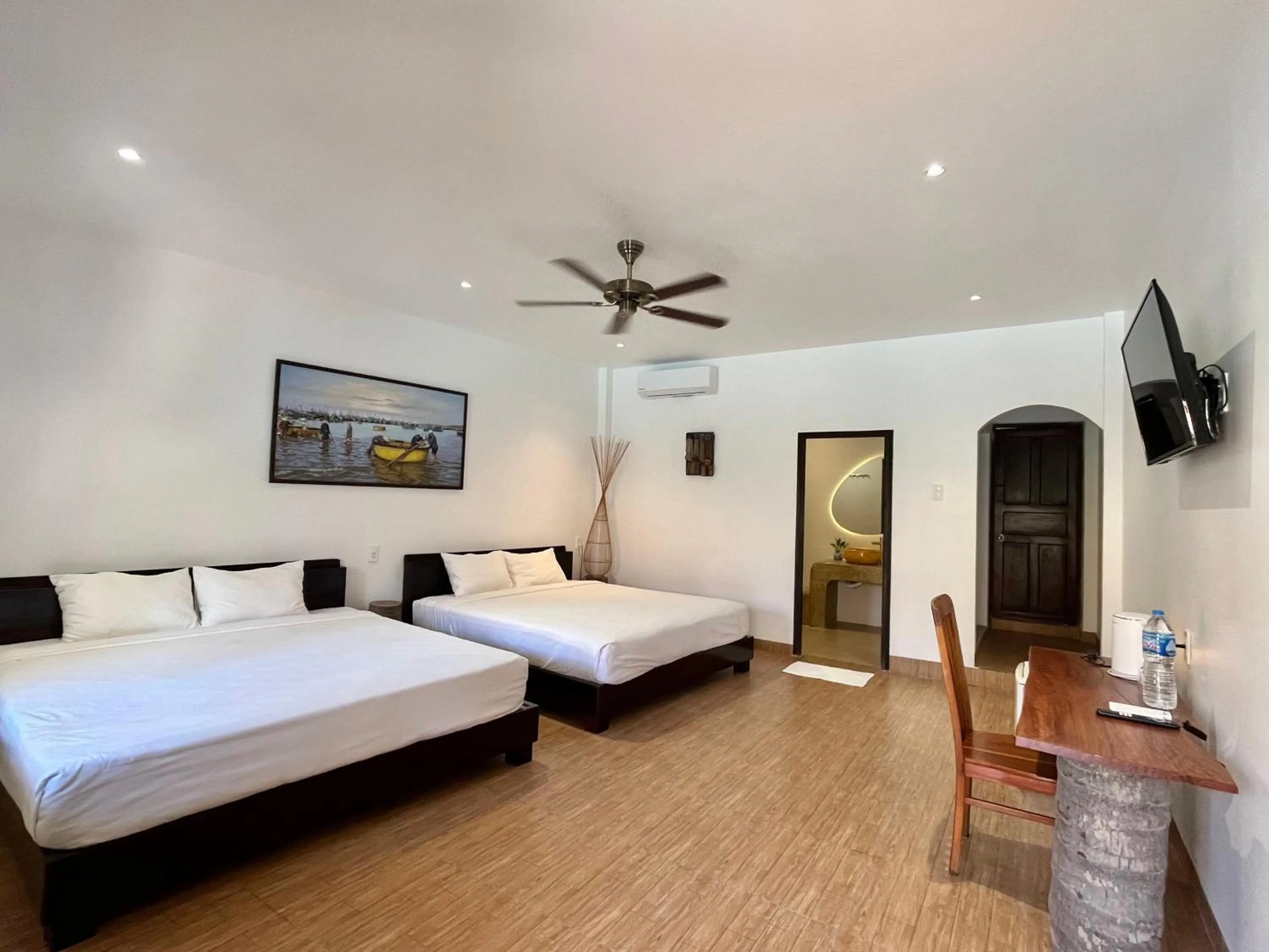 Photo of the whole room, Bed in Mi Nhon Em Hotel Muine