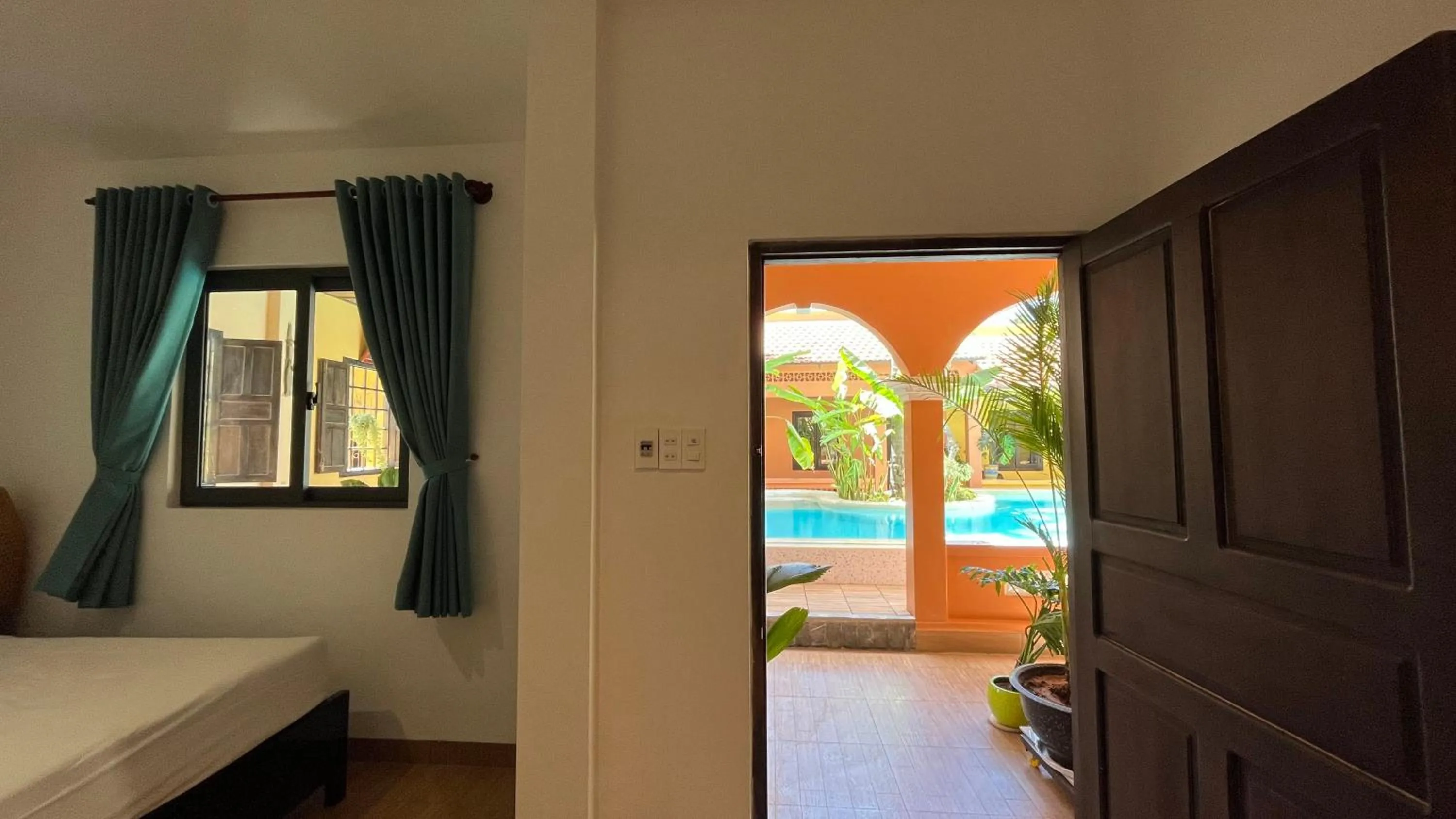 Swimming pool, Bed in Mi Nhon Em Hotel Muine