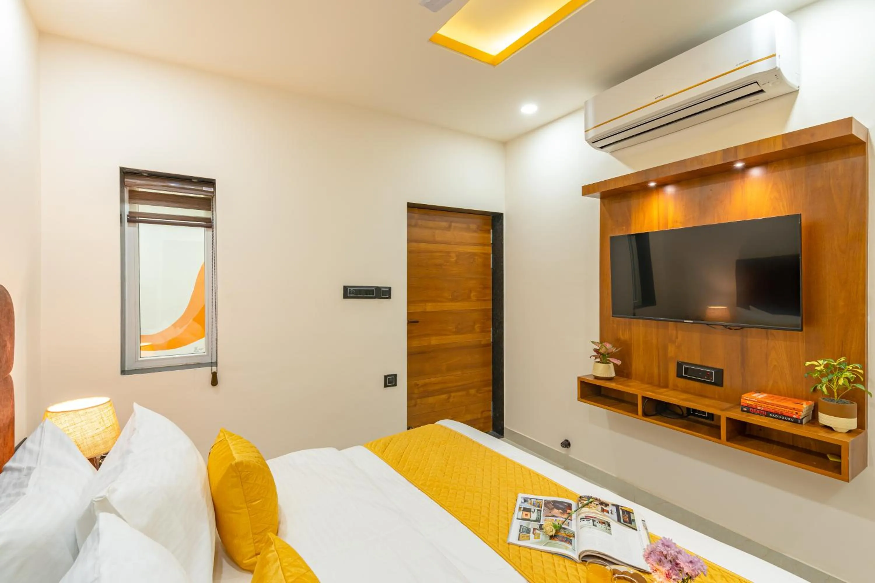 Communal lounge/ TV room, Bed in The Social Stays Jaipur formerly ArtBuzz