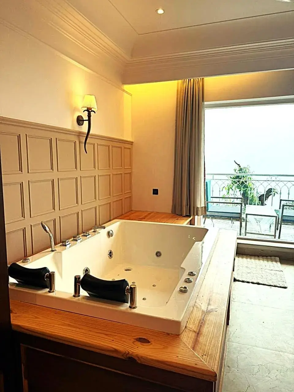 Hot Tub in The Lanswood Estate Hot Tub in The Lanswood Estate