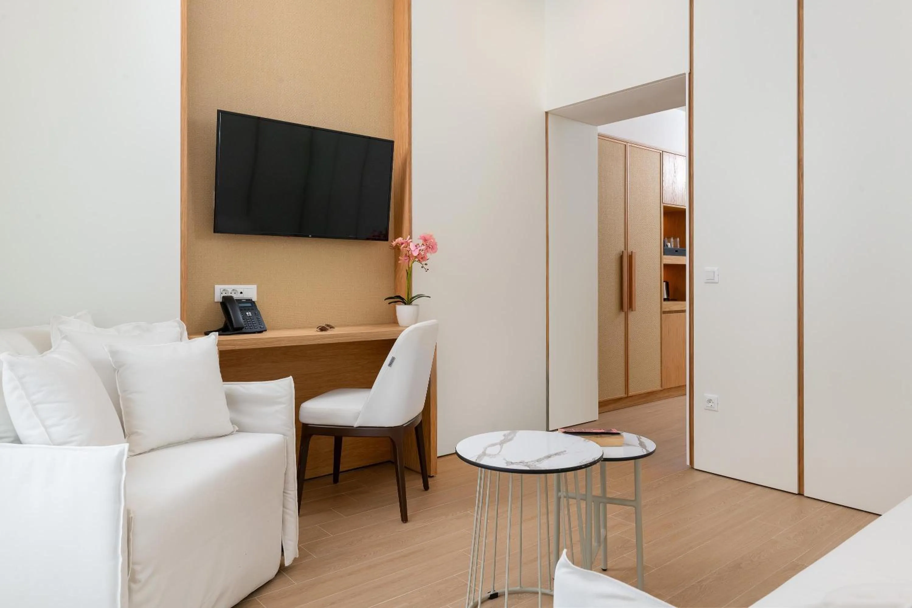 TV and multimedia in The 12th City Hotel