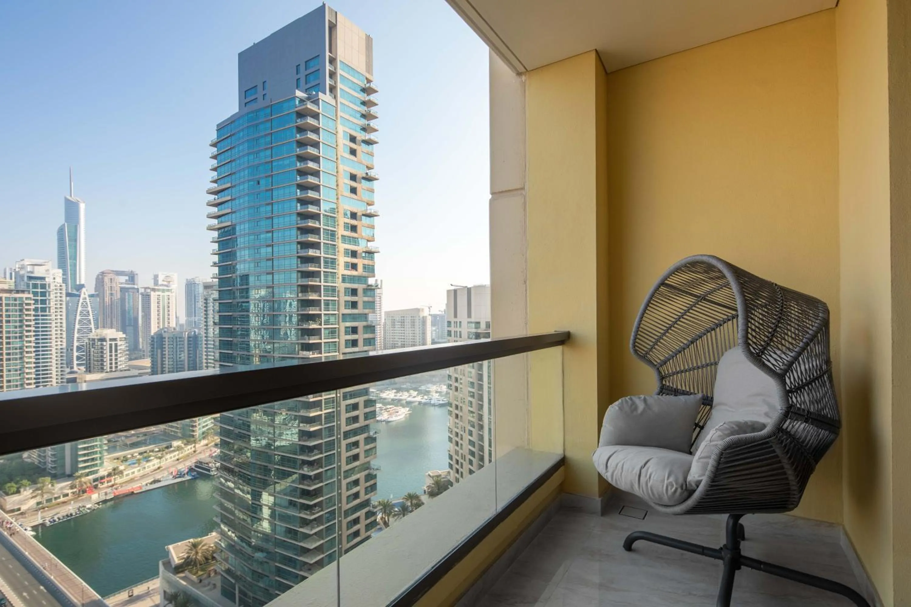 Day in Happy ACADEMIA JBR