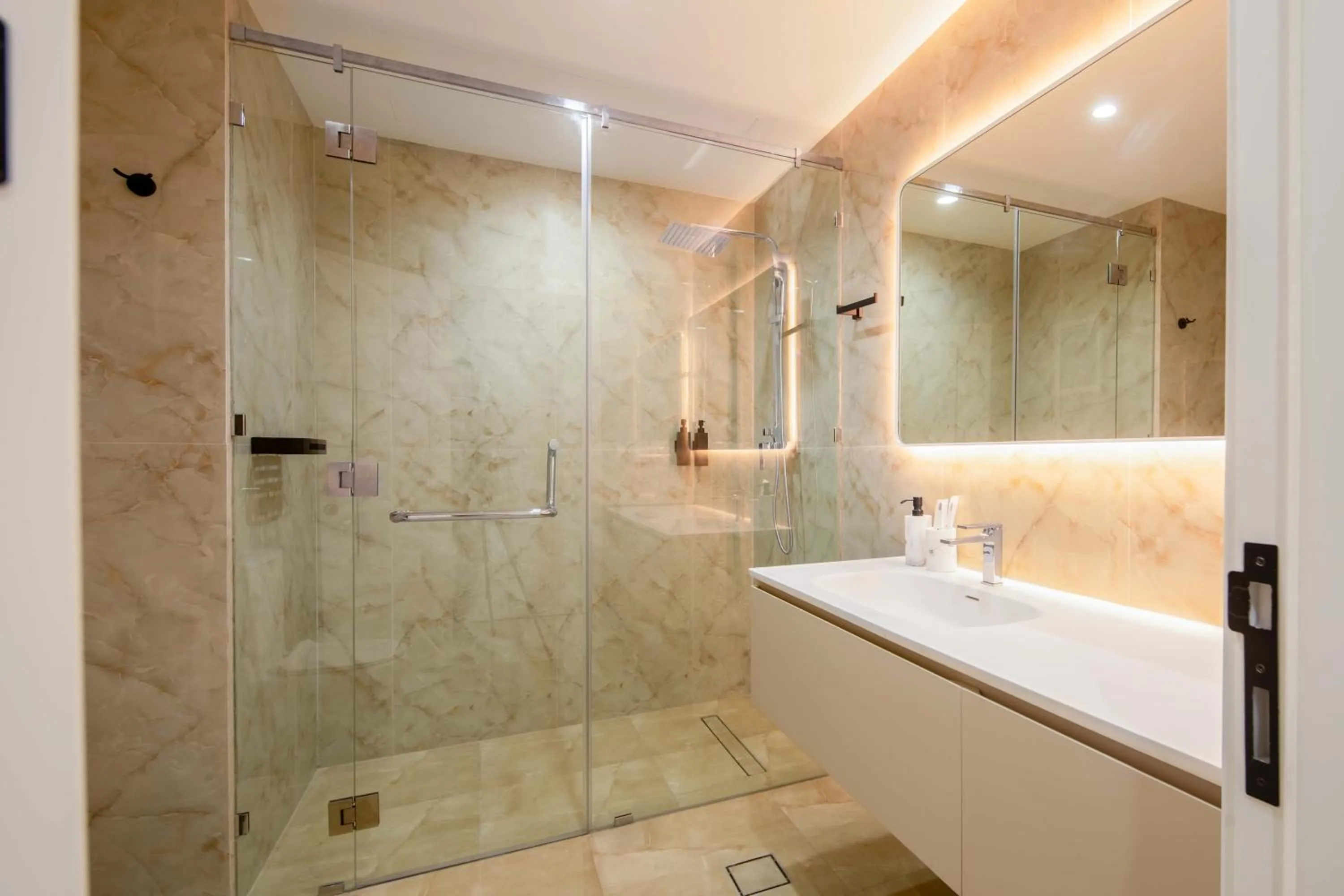 Shower in Happy ACADEMIA JBR