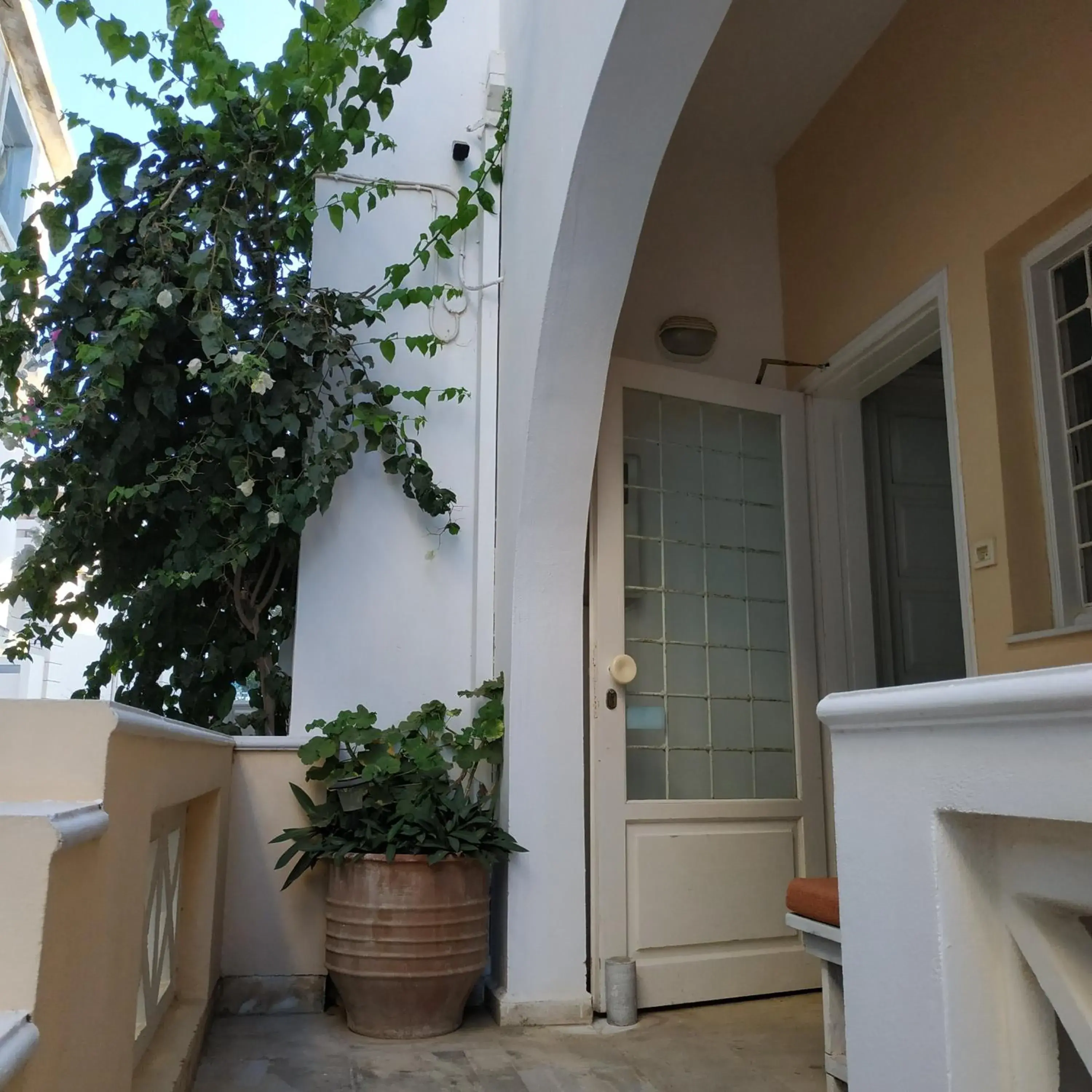 Facade/entrance in Renia Studios Facade/entrance in Renia Studios