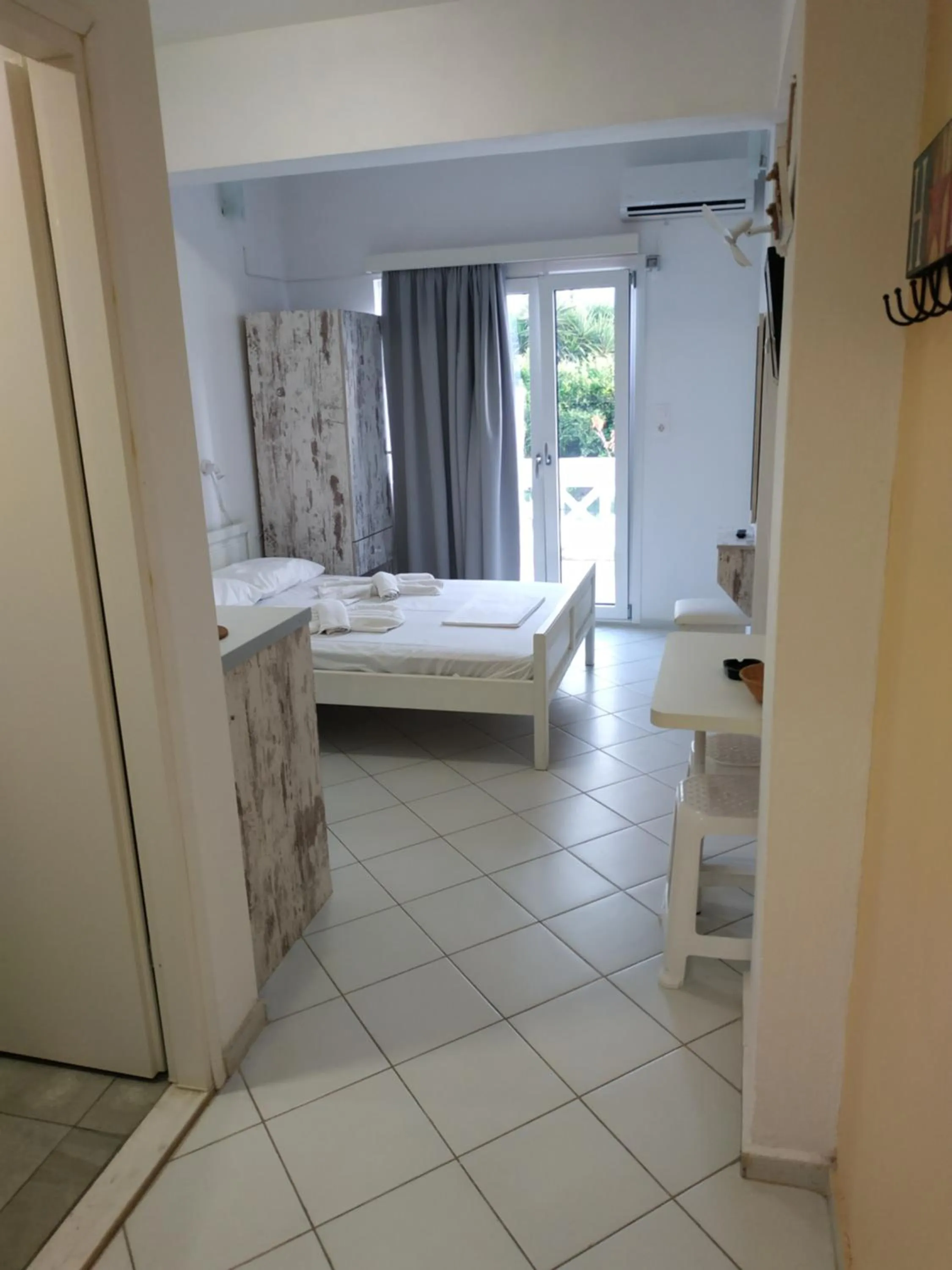 Photo of the whole room, Bed in Renia Studios