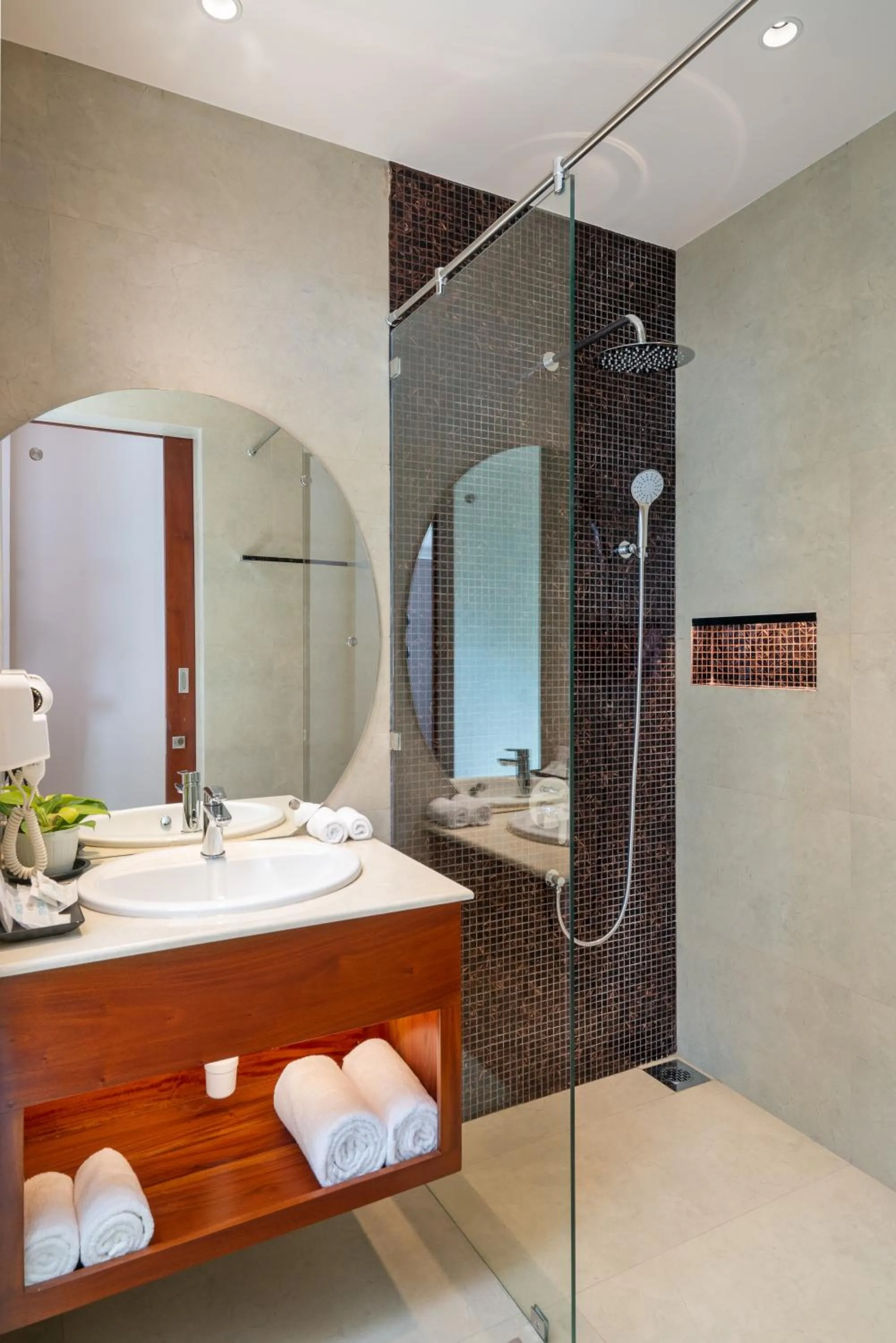 Shower in Grand Serendib Hotel