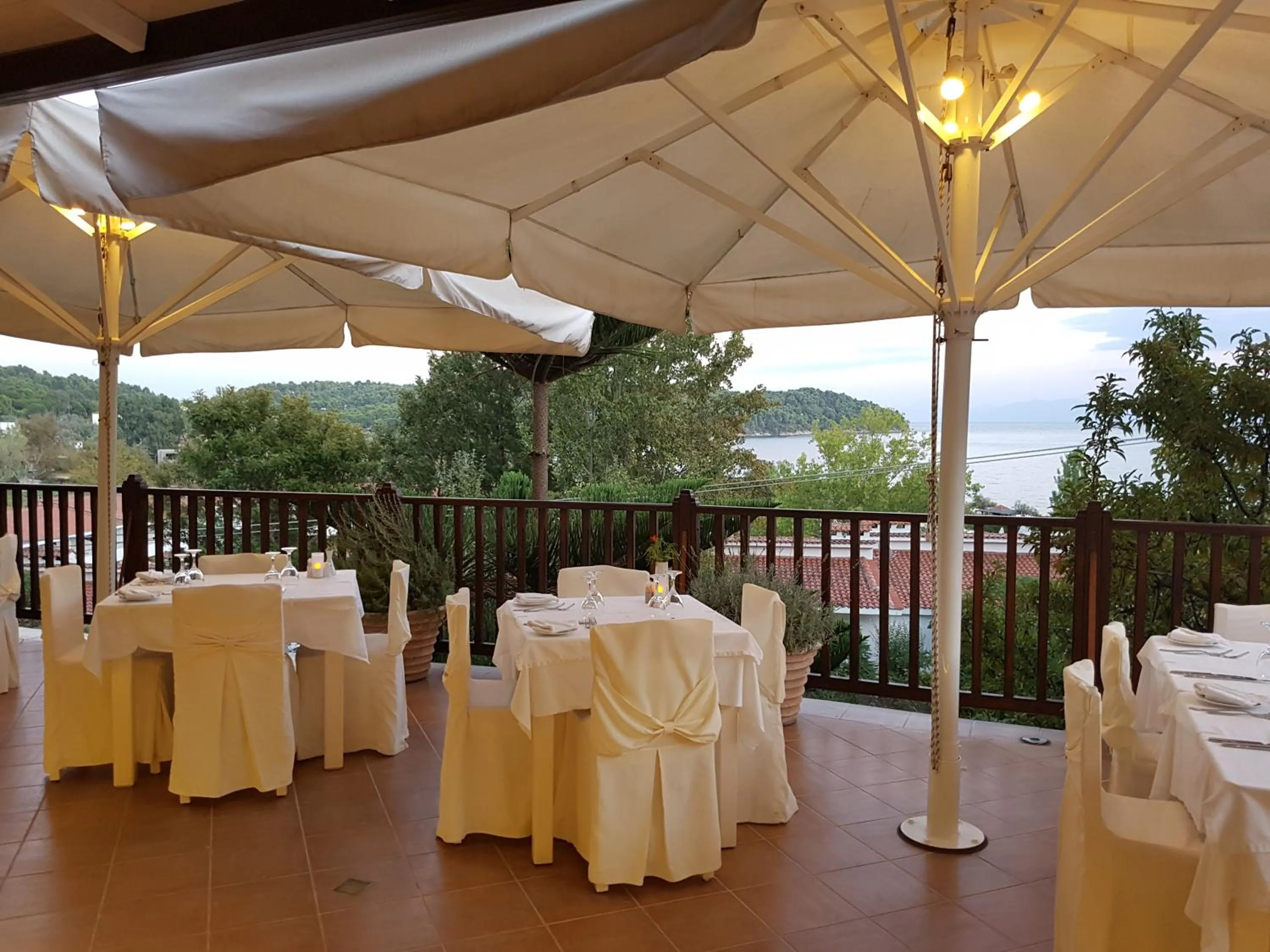 Restaurant/places to eat in Magic Hotel