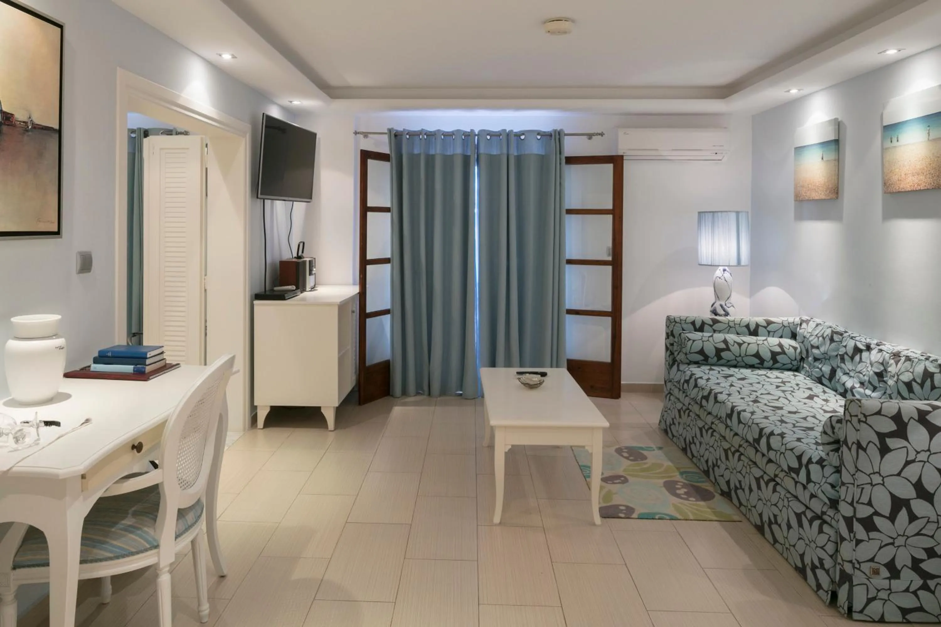 Living room, Bed in Magic Hotel