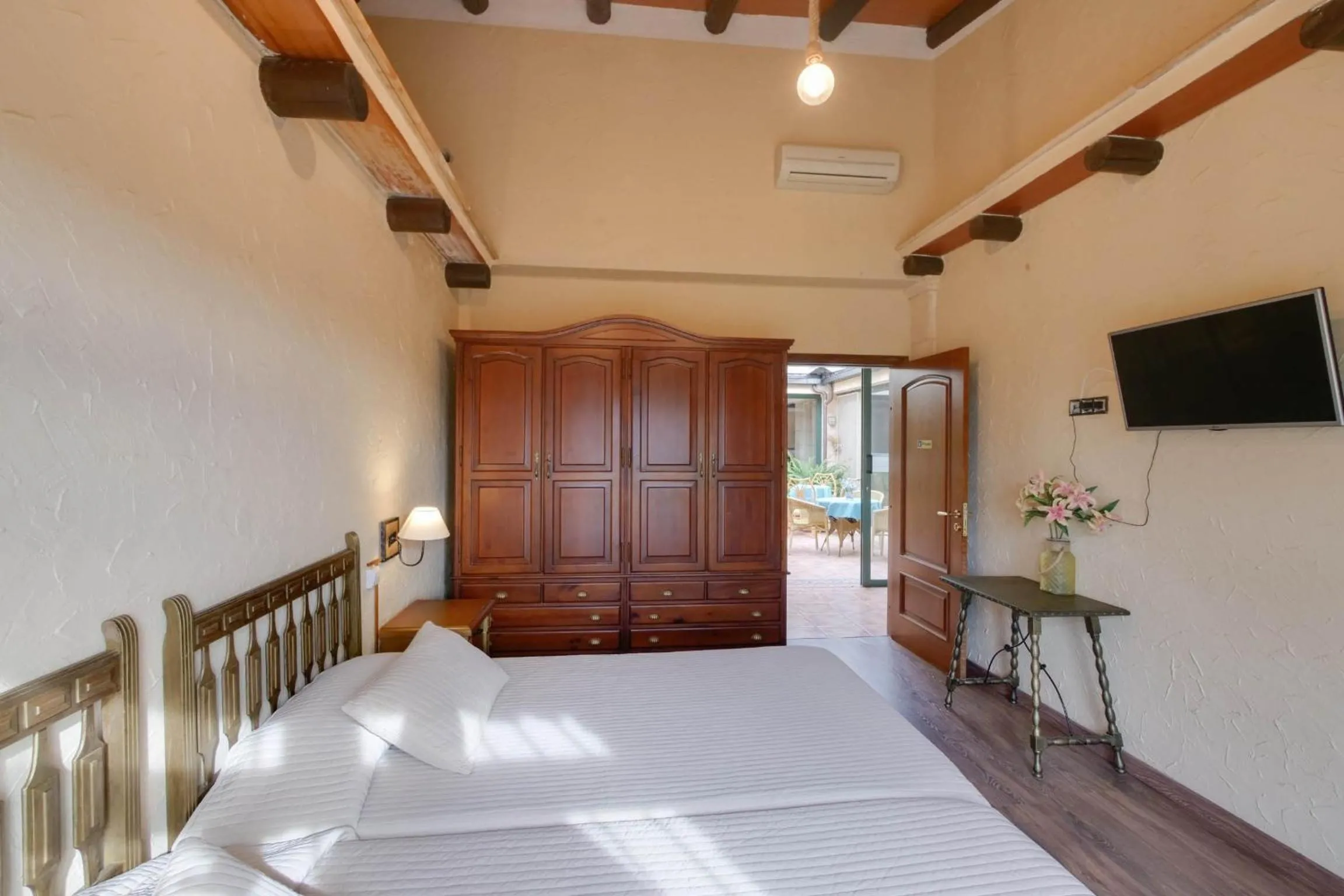 Property building, Bed in Melongos
