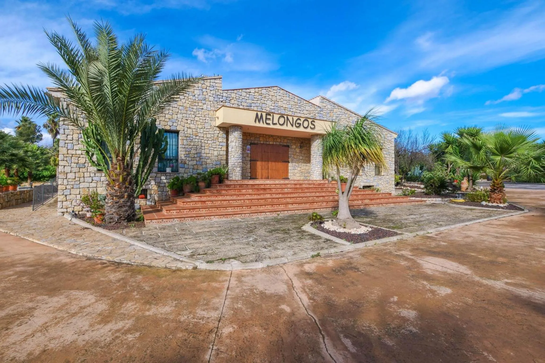 Property building in Melongos