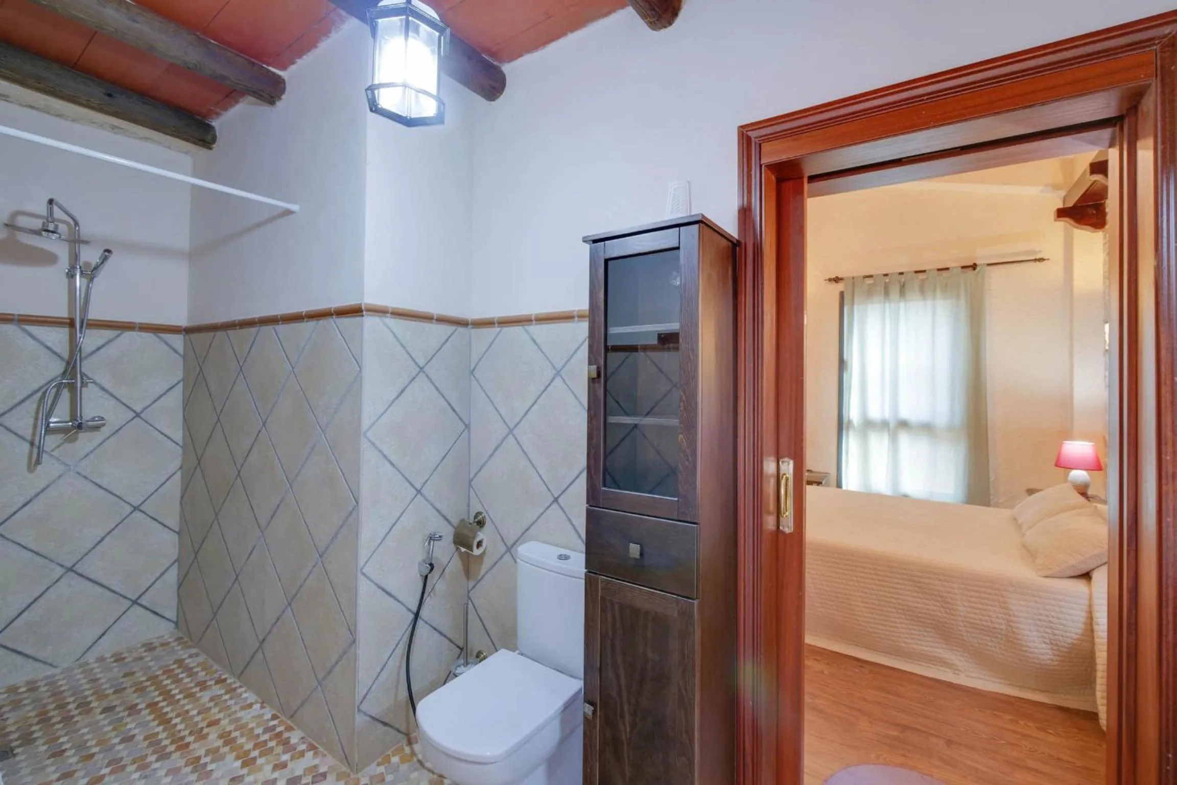 Bathroom, Bed in Melongos