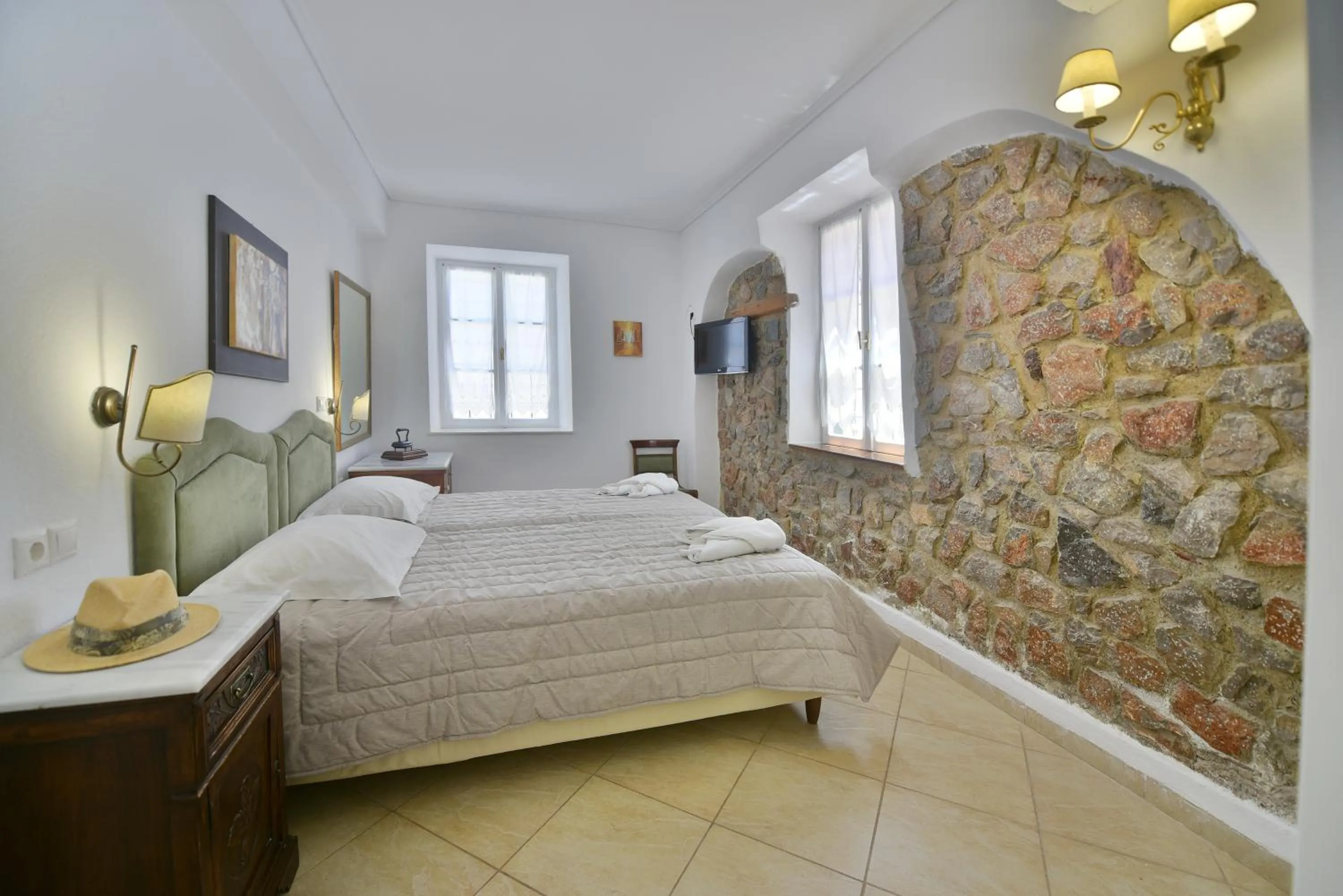 Bedroom, Bed in Mistral Hotel