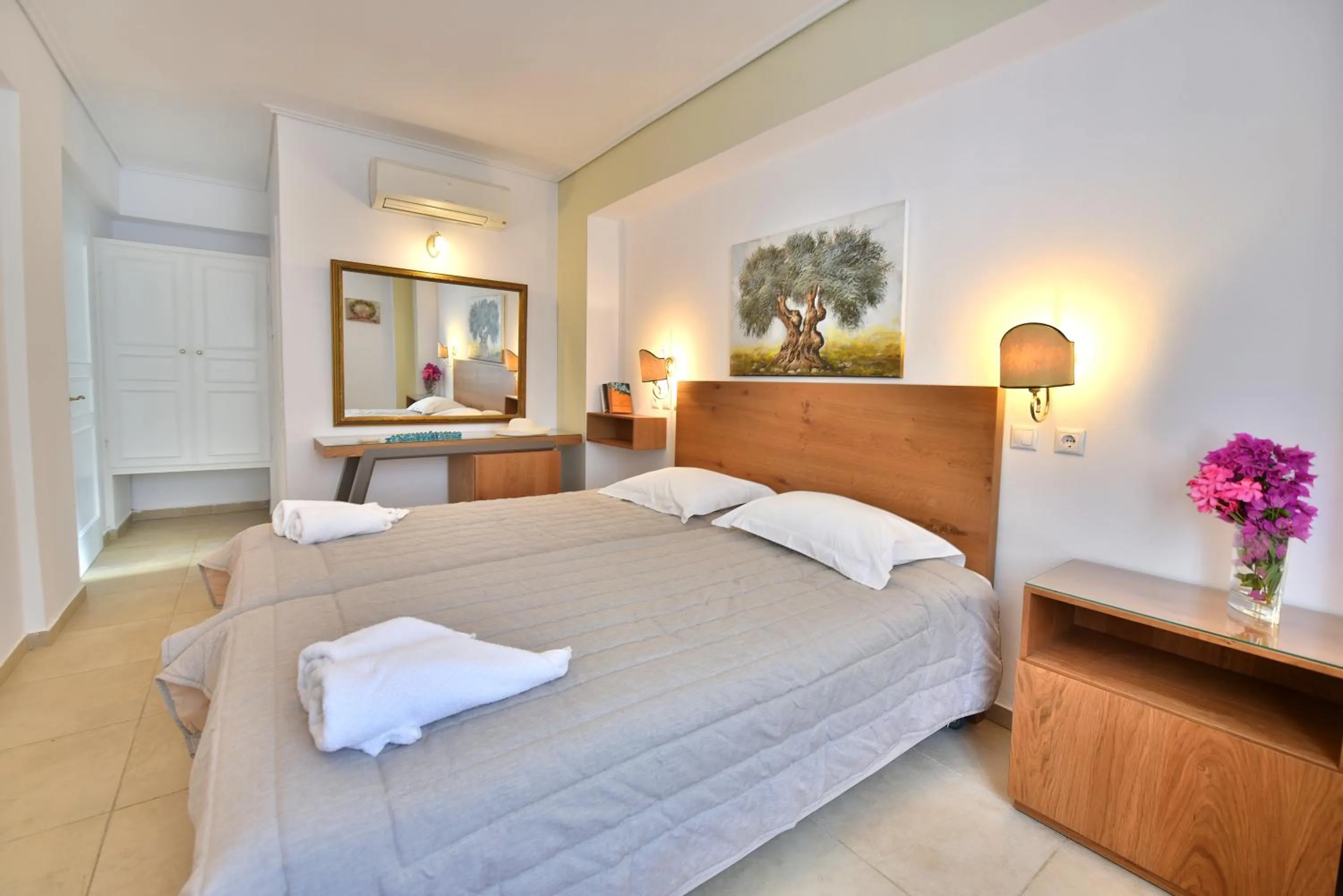 Bedroom, Bed in Mistral Hotel