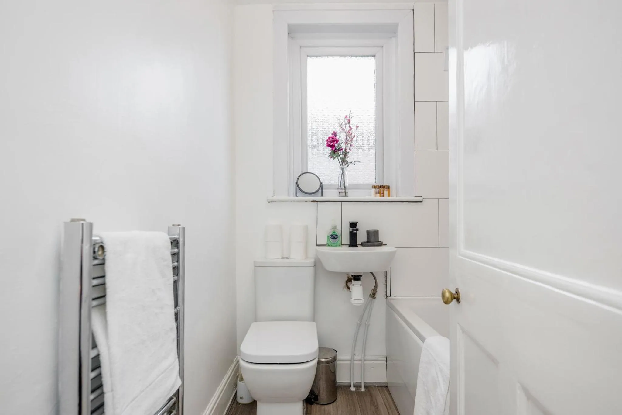 Toilet in 4 Bed House - Sleeps 8 - Garden - Parking - Wifi