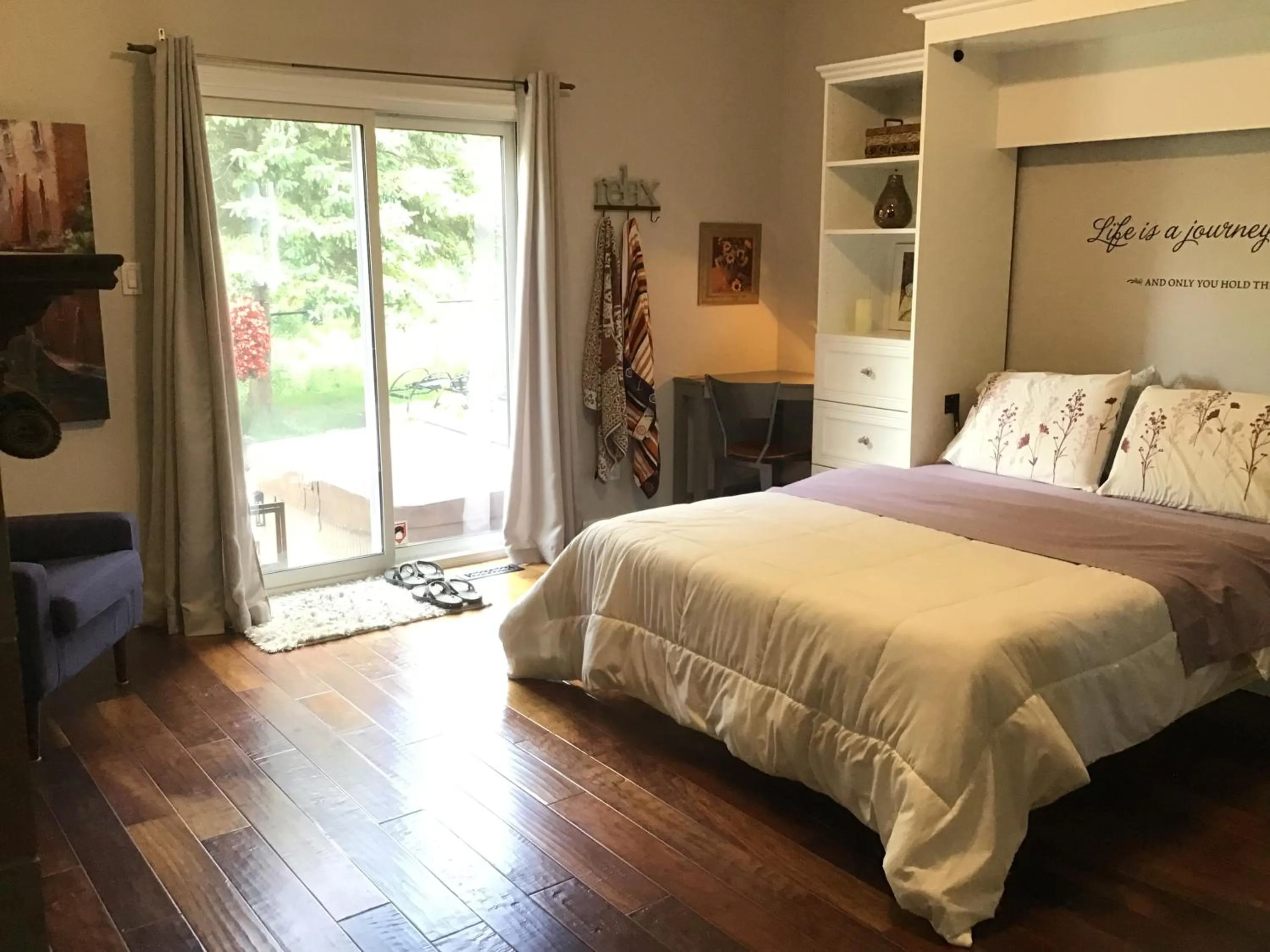 Bed in Cozy Luxury on the Thames in Ontario!