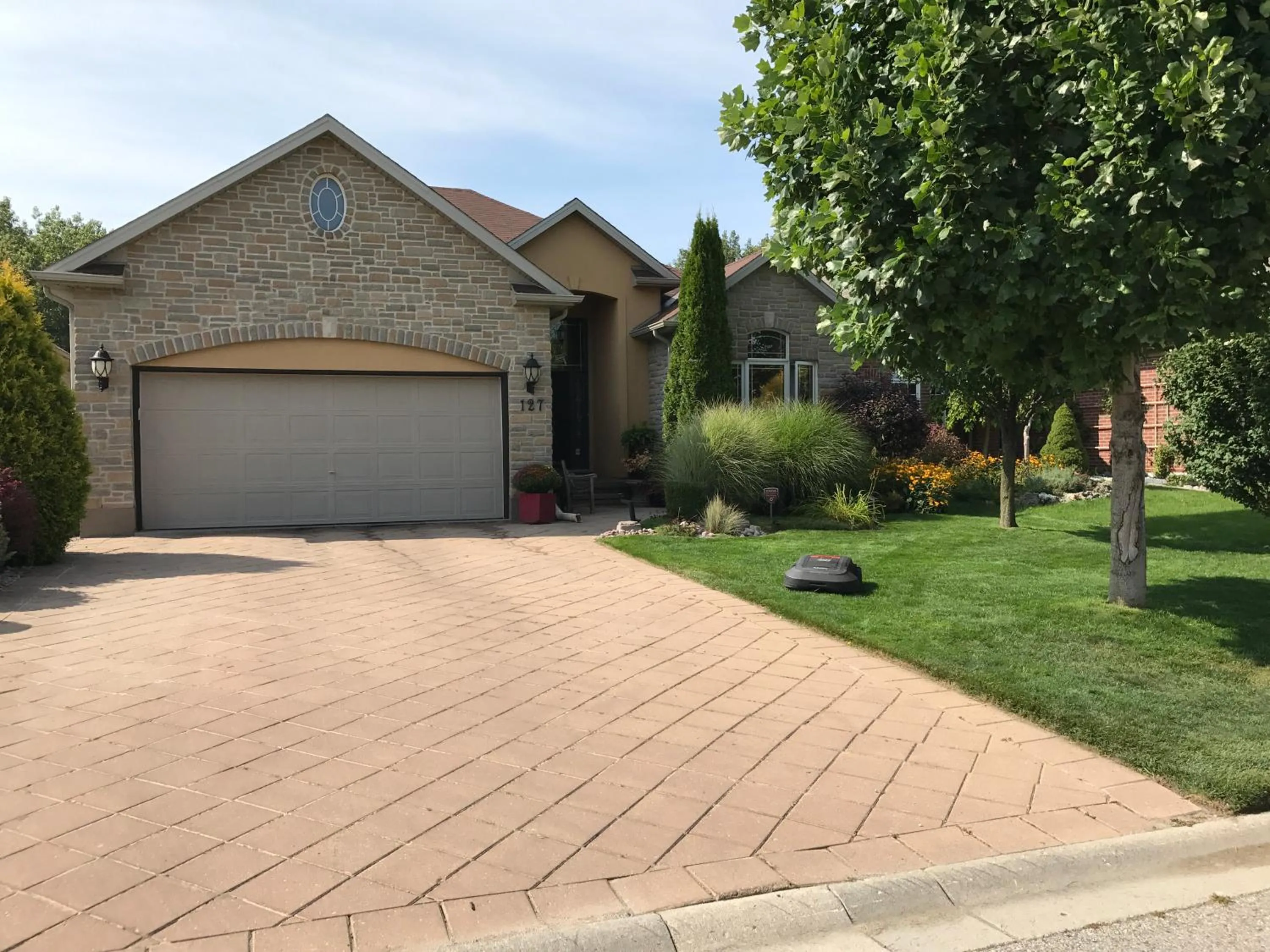 Property building in Cozy Luxury on the Thames in Ontario!