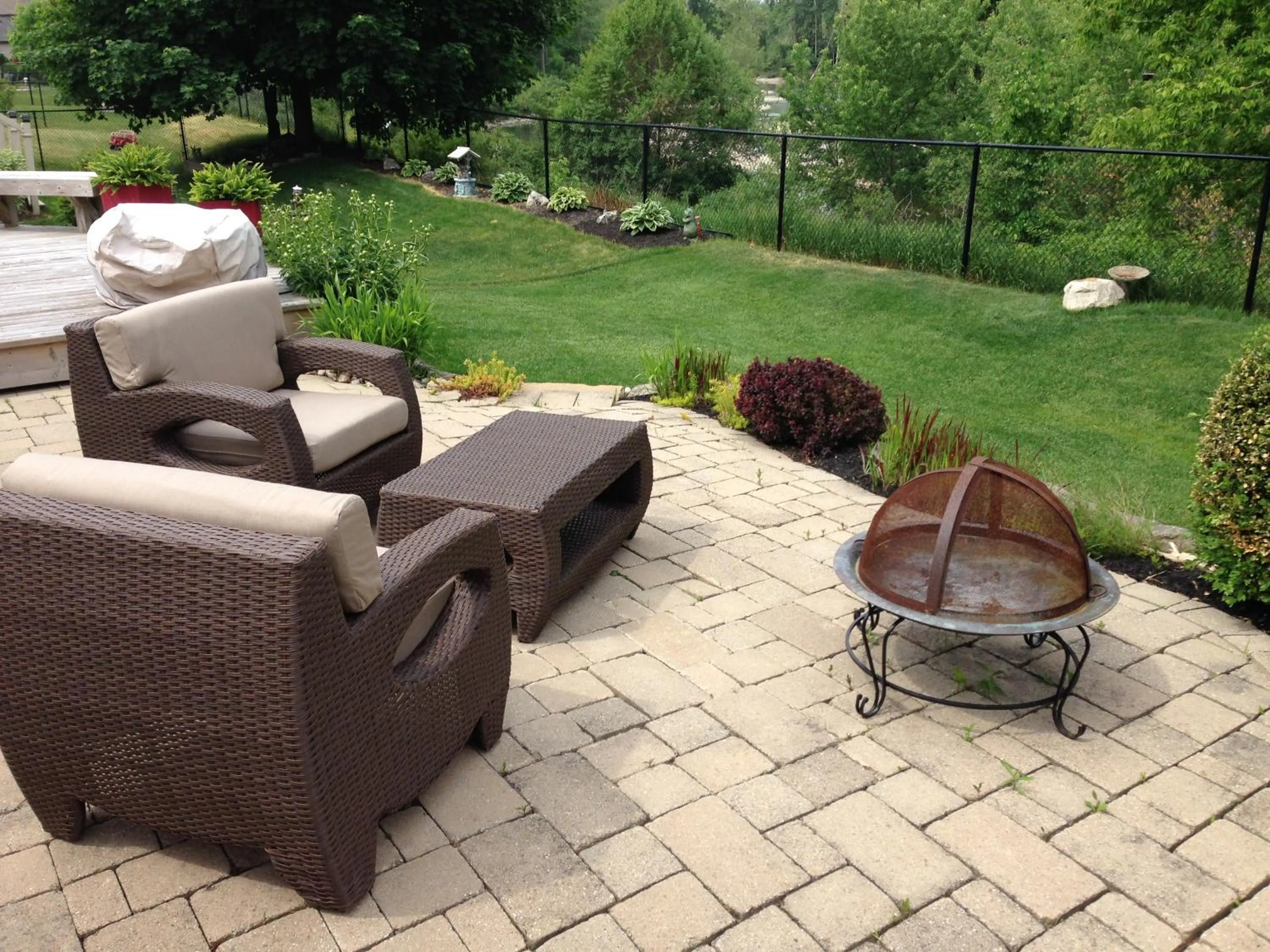 Garden in Cozy Luxury on the Thames in Ontario!