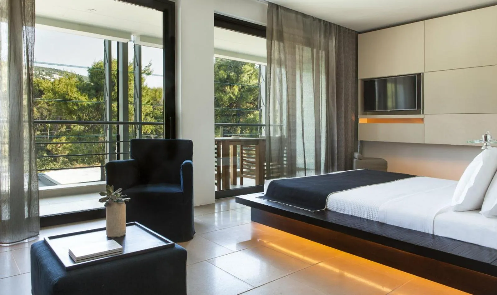 Photo of the whole room, Bed in Life Gallery Athens