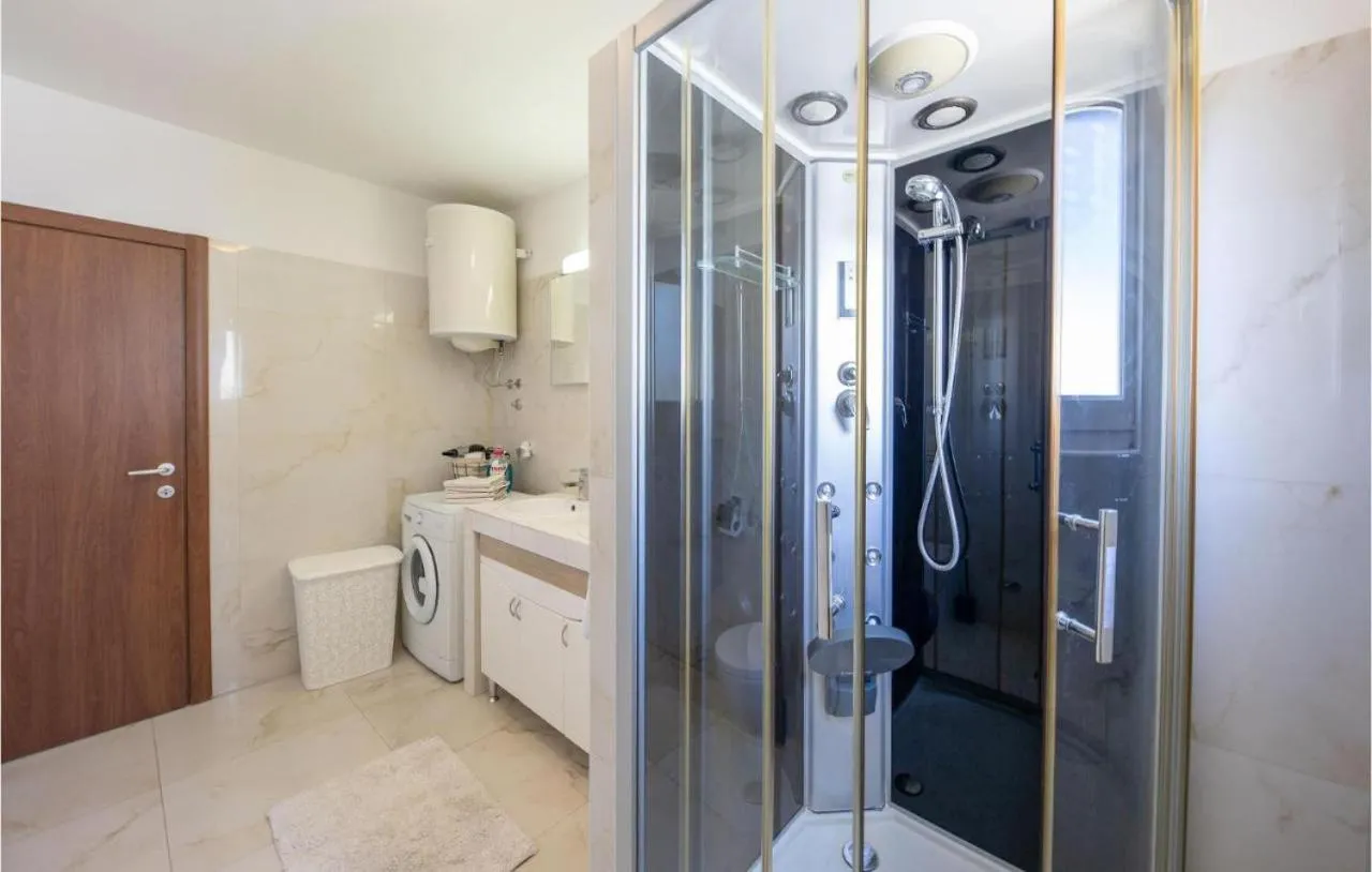 Shower in Apartment Renata + PRIVATE swimming pool in SPLIT
