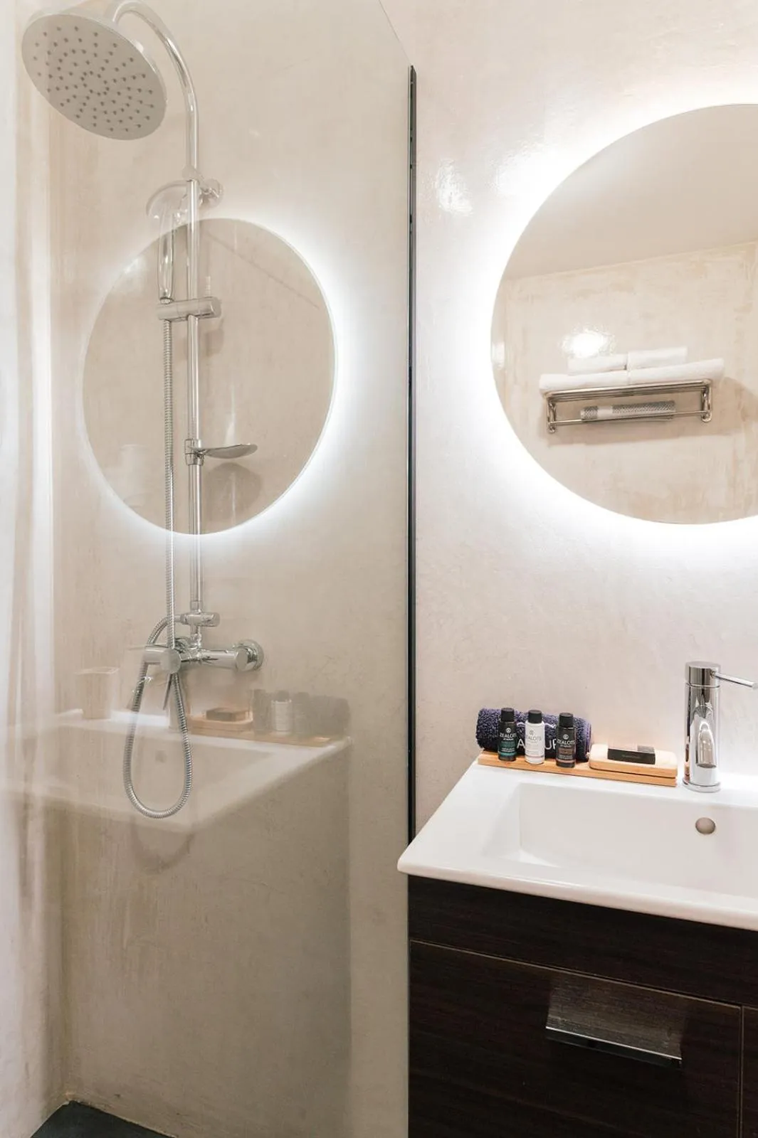 Shower in MAGNOLIA SUITES