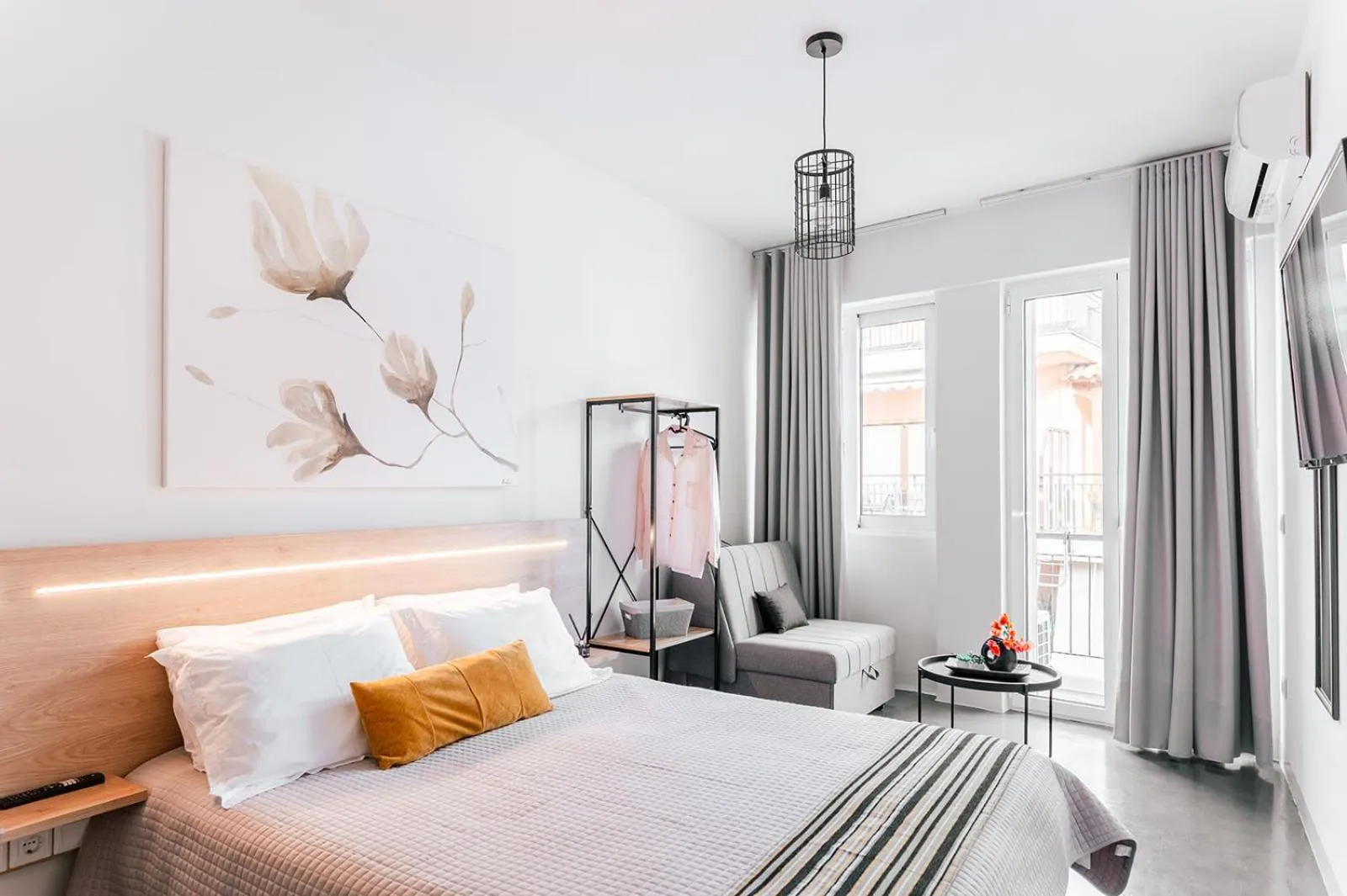 Bed in MAGNOLIA SUITES