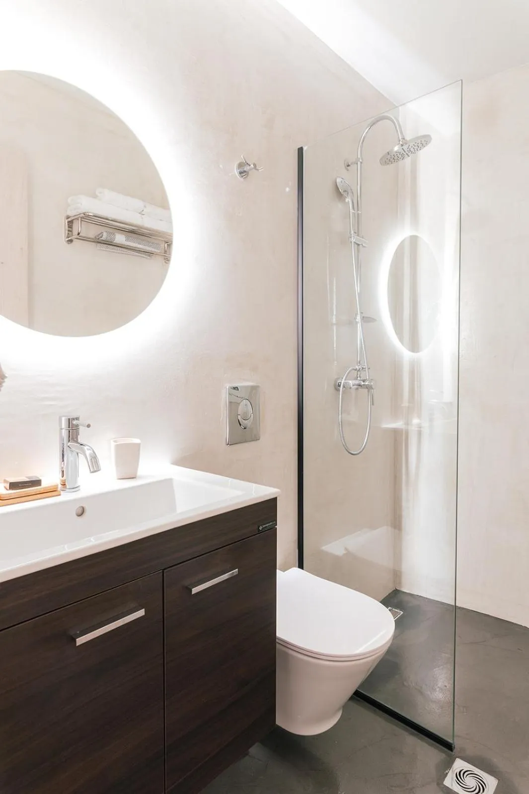 Shower in MAGNOLIA SUITES