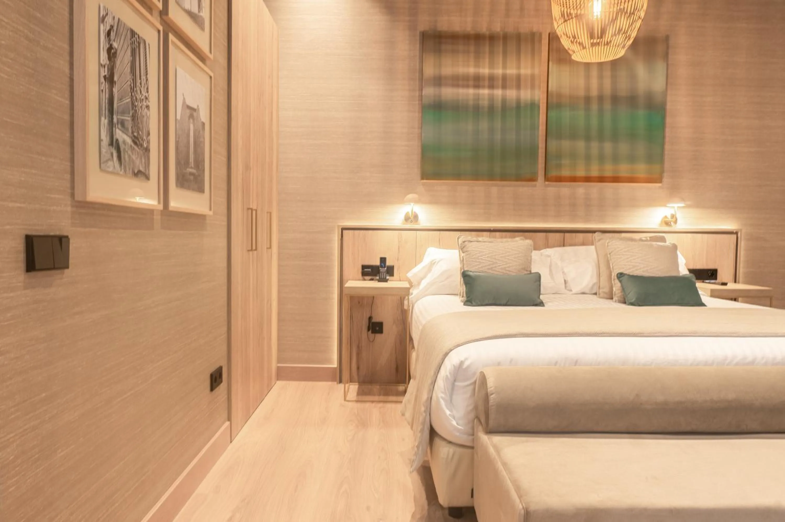 Photo of the whole room, Bed in The Valentia Corretgería