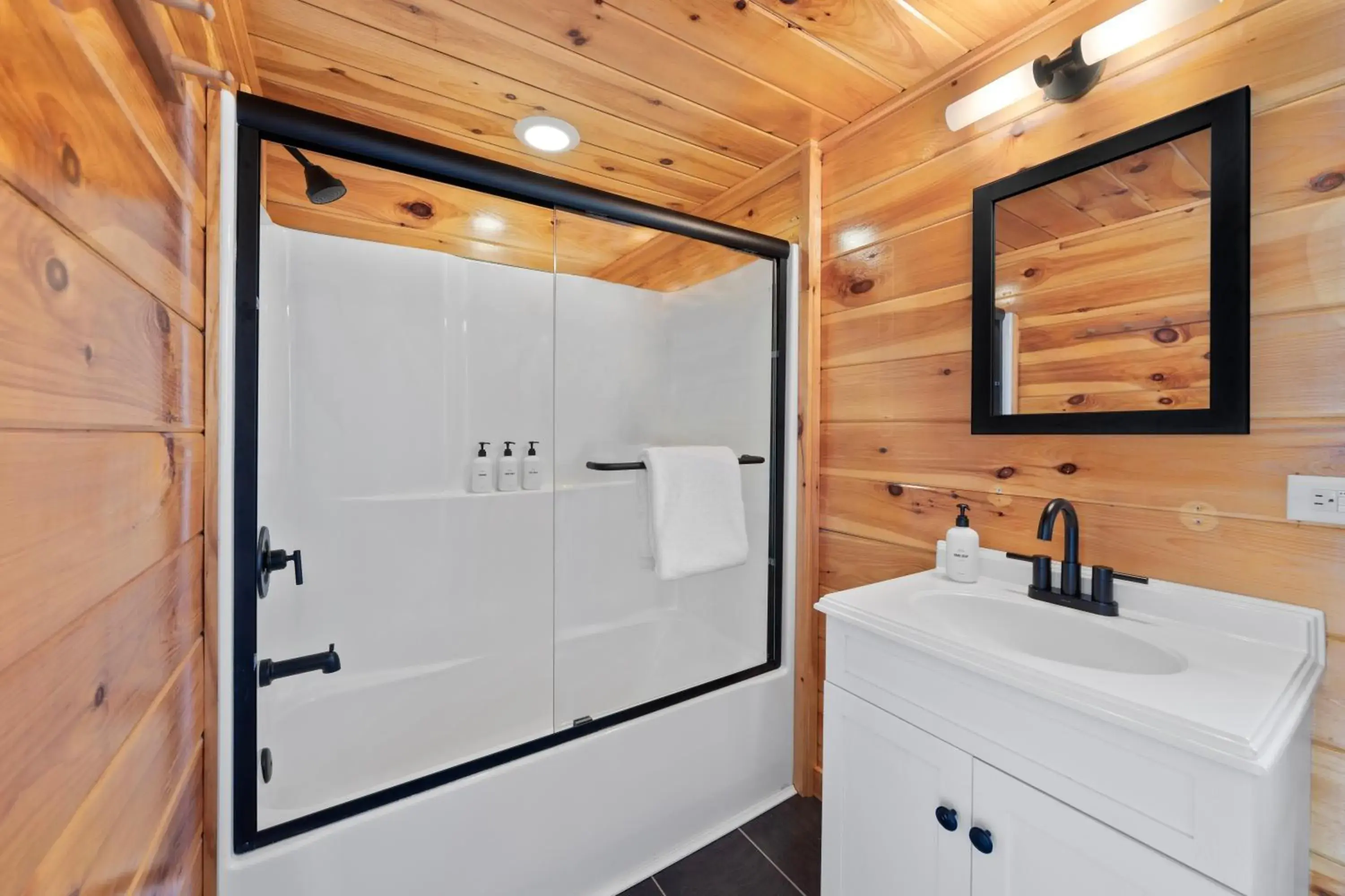 One Bedroom Suite with One King Bed in Wolfjaw Lodge One Bedroom Suite with One King Bed in Wolfjaw Lodge