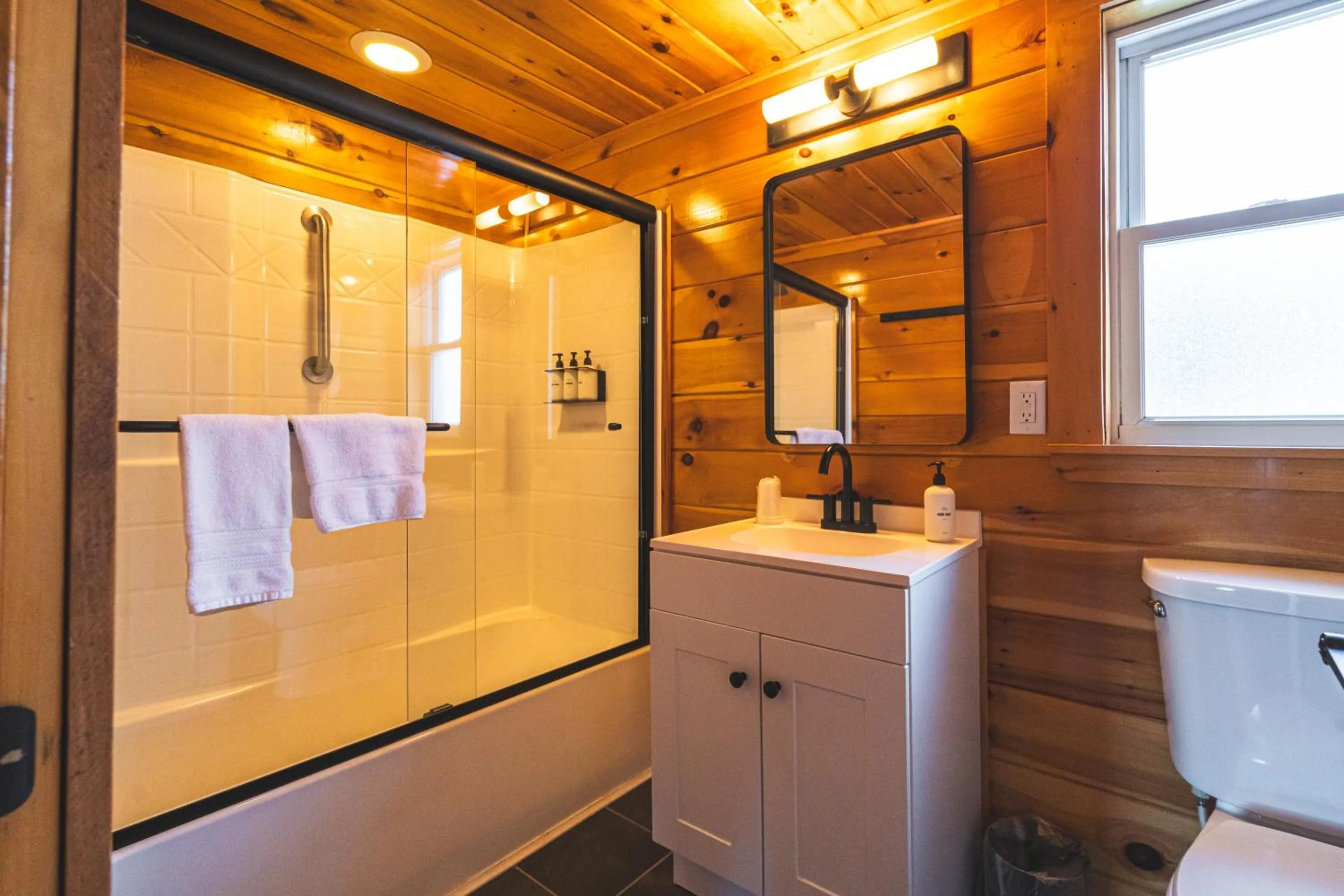 Shower in Wolfjaw Lodge