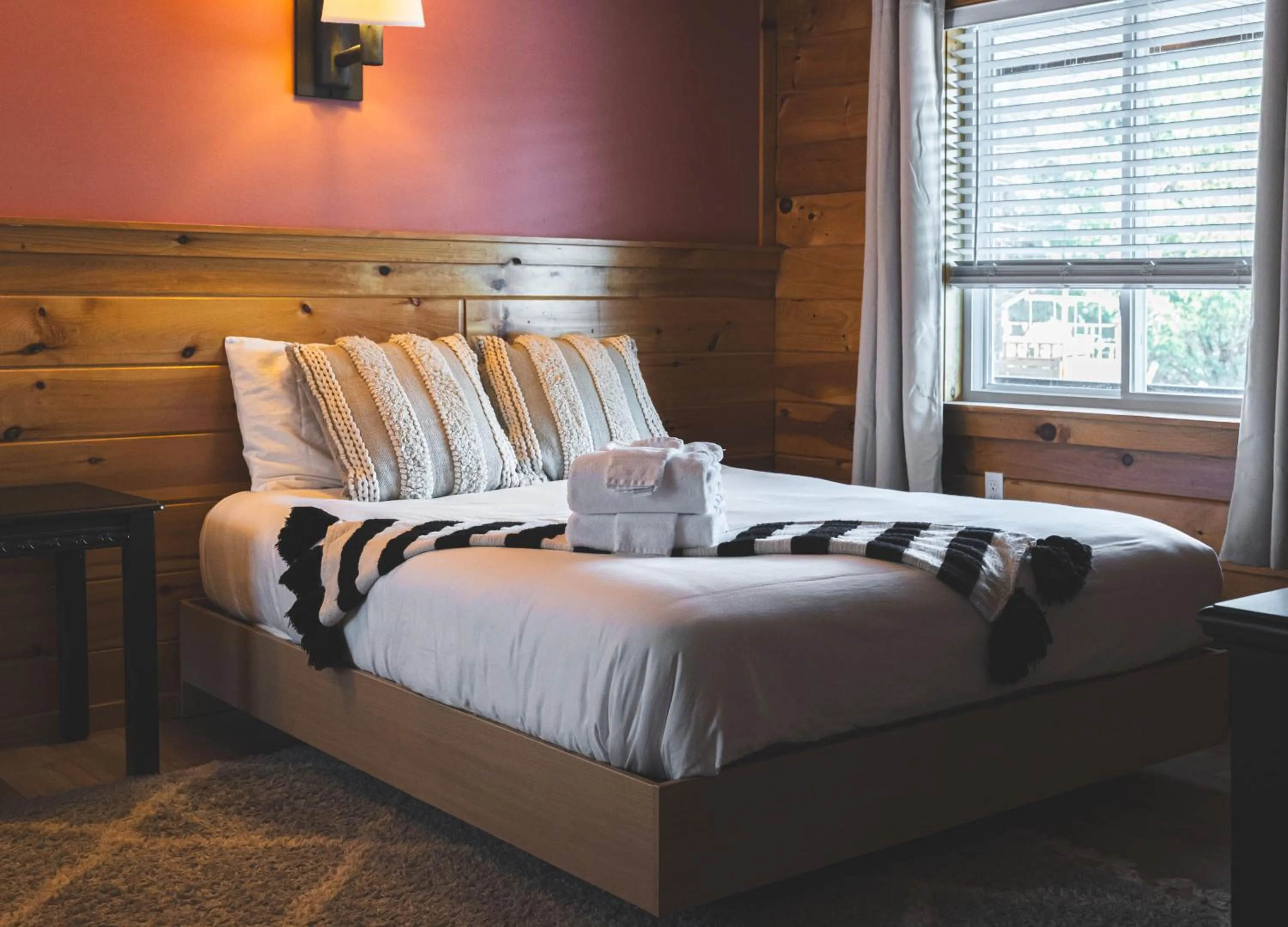 Bed in Wolfjaw Lodge