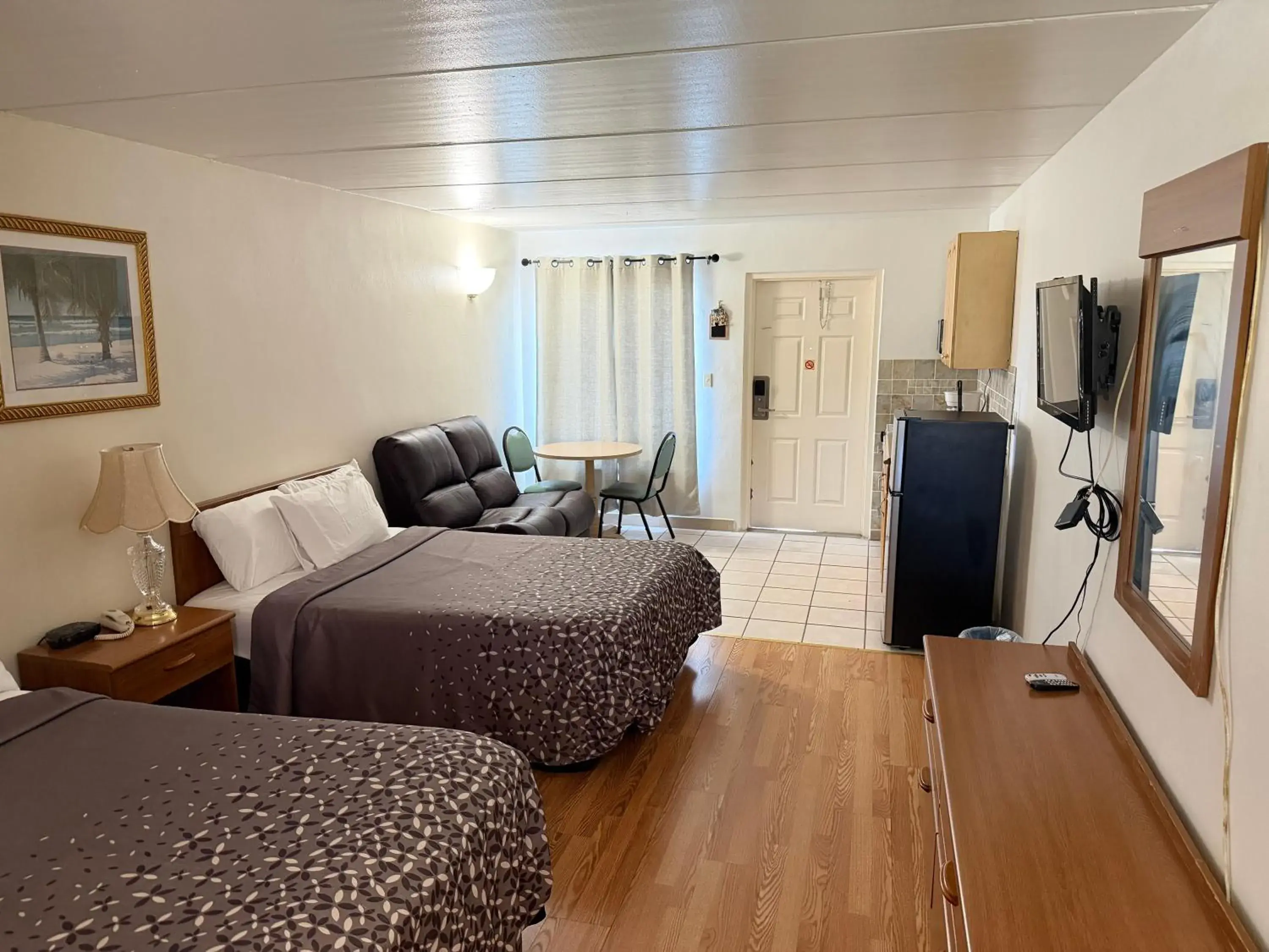 Bed in THE FLORIDIAN INN Bed in THE FLORIDIAN INN