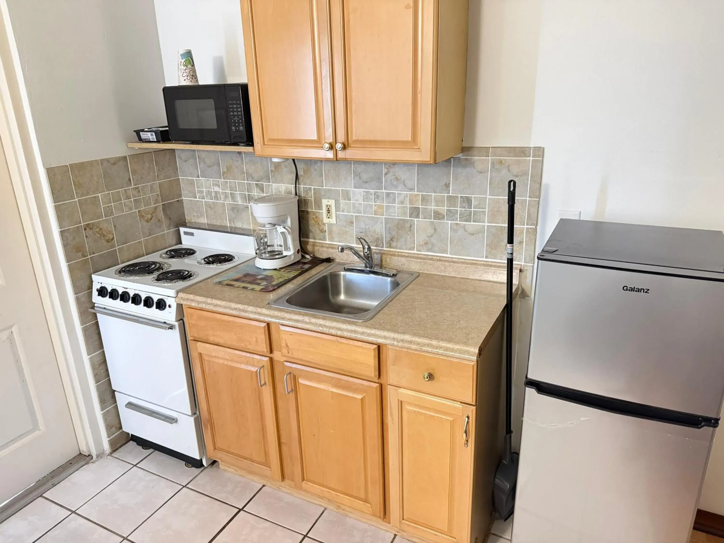 Kitchen or kitchenette in THE FLORIDIAN INN Kitchen or kitchenette in THE FLORIDIAN INN