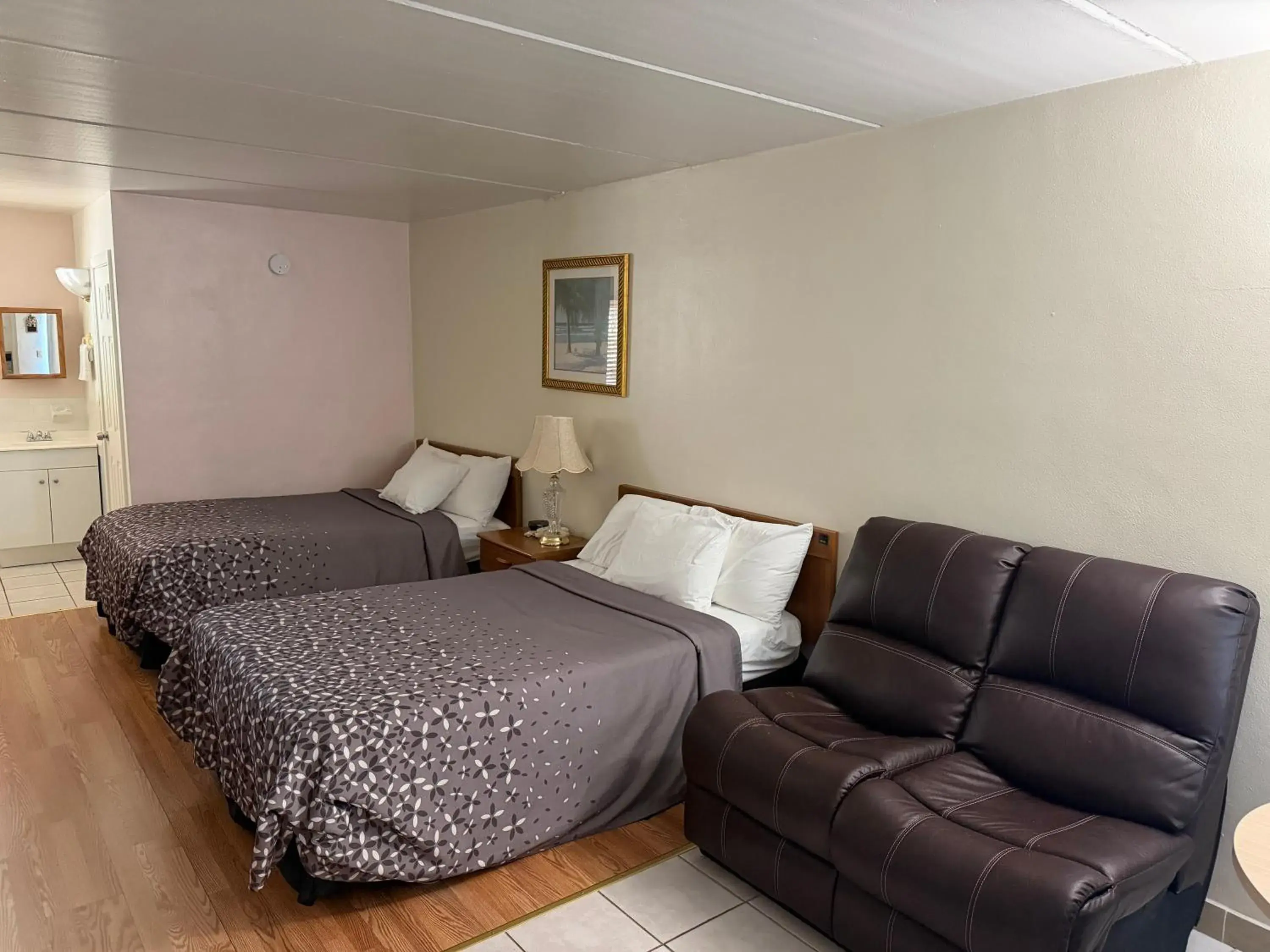 Bed in THE FLORIDIAN INN Bed in THE FLORIDIAN INN