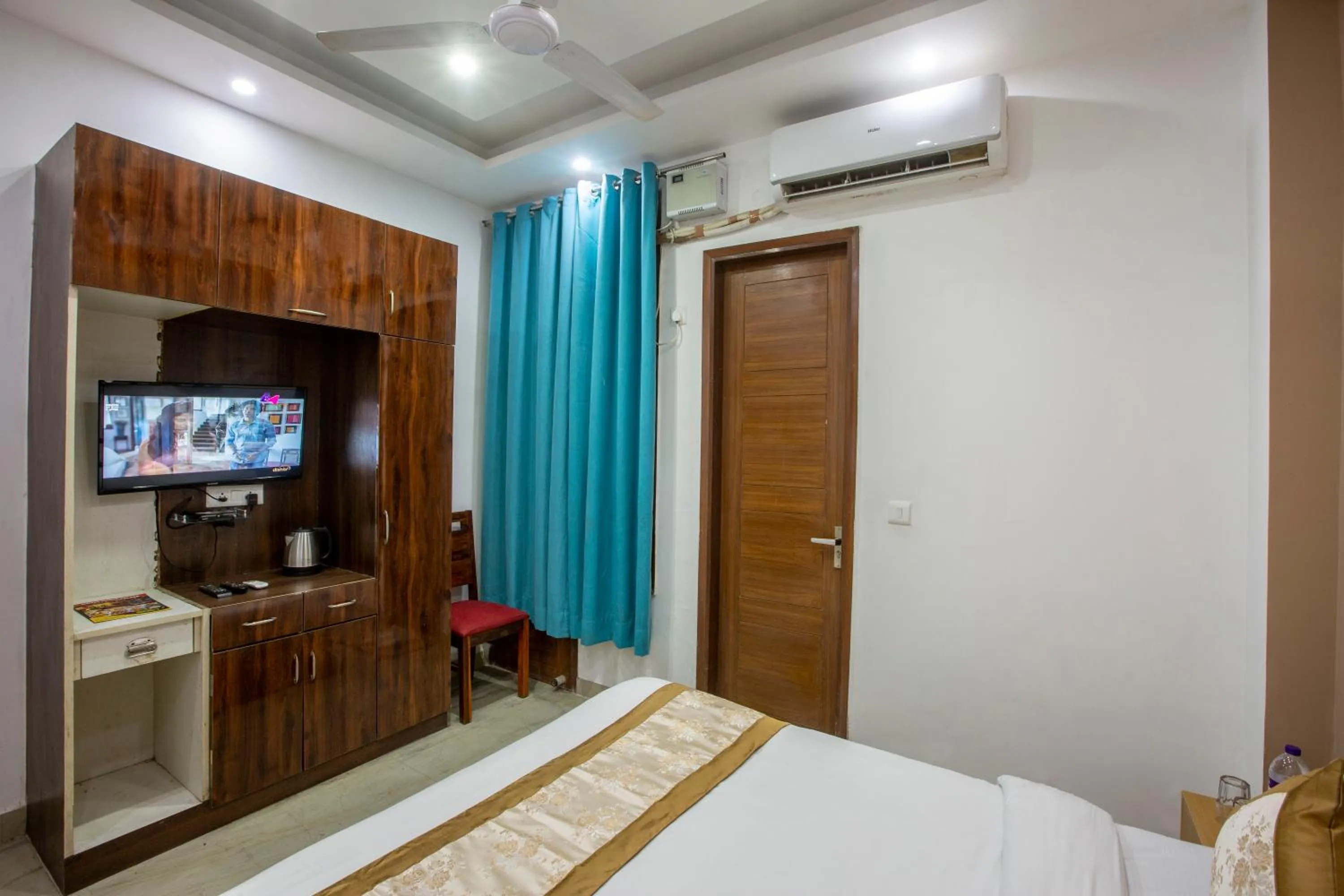 Communal lounge/ TV room, Bed in Hotel Surya Palace By Aura