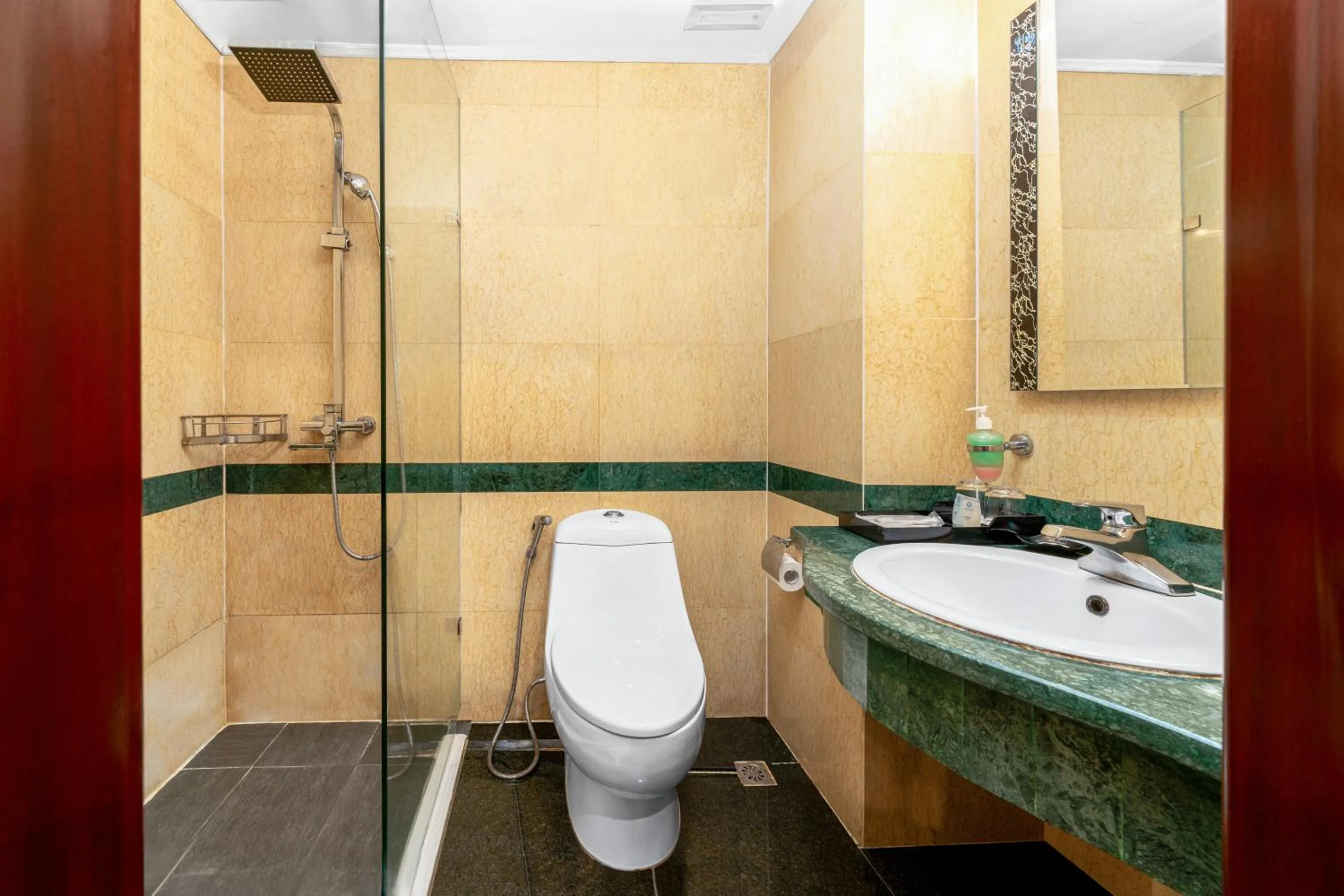 Shower in EDEN HOTEL HÀ NỘI