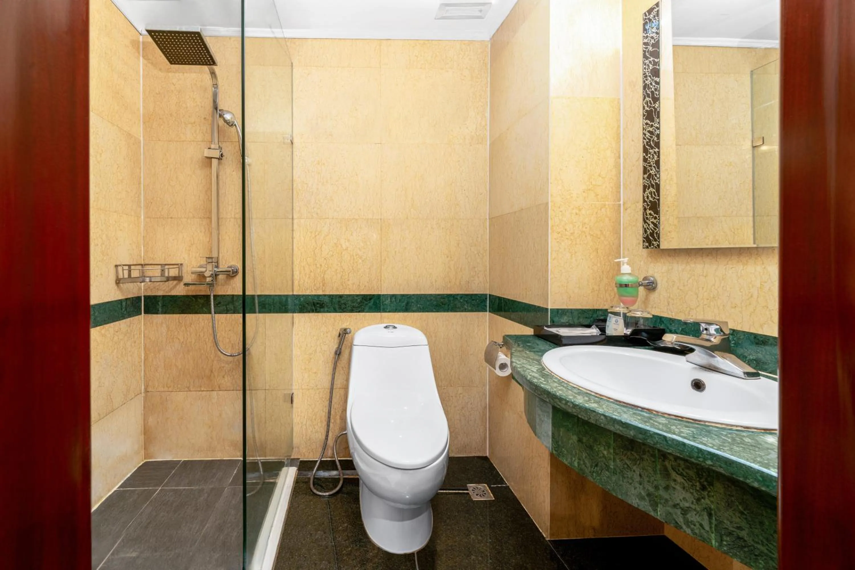 Shower in EDEN HOTEL HÀ NỘI