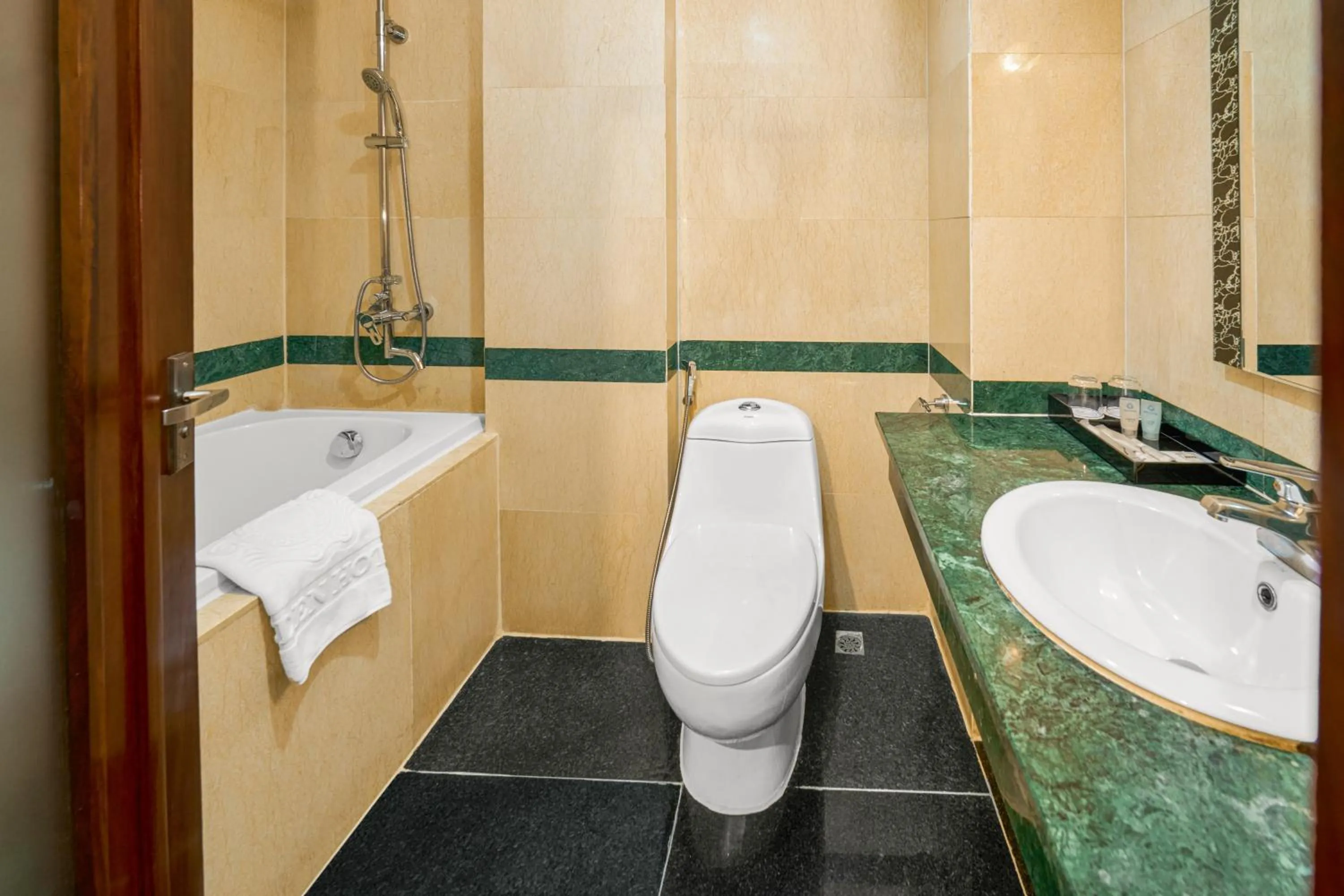 Toilet in EDEN HOTEL HÀ NỘI